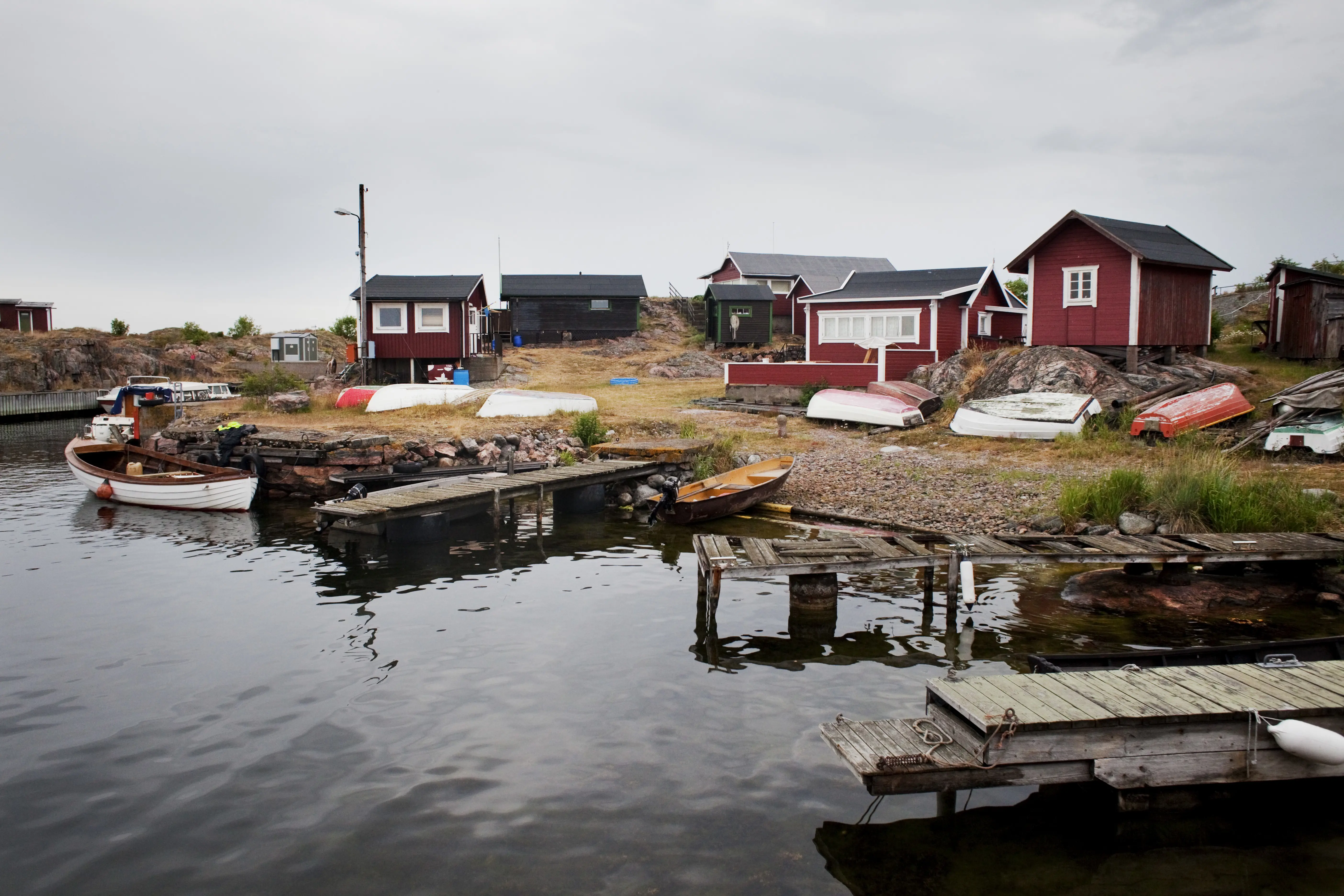 Bryggor, ekor och små röda stugor på Hävringe båk.