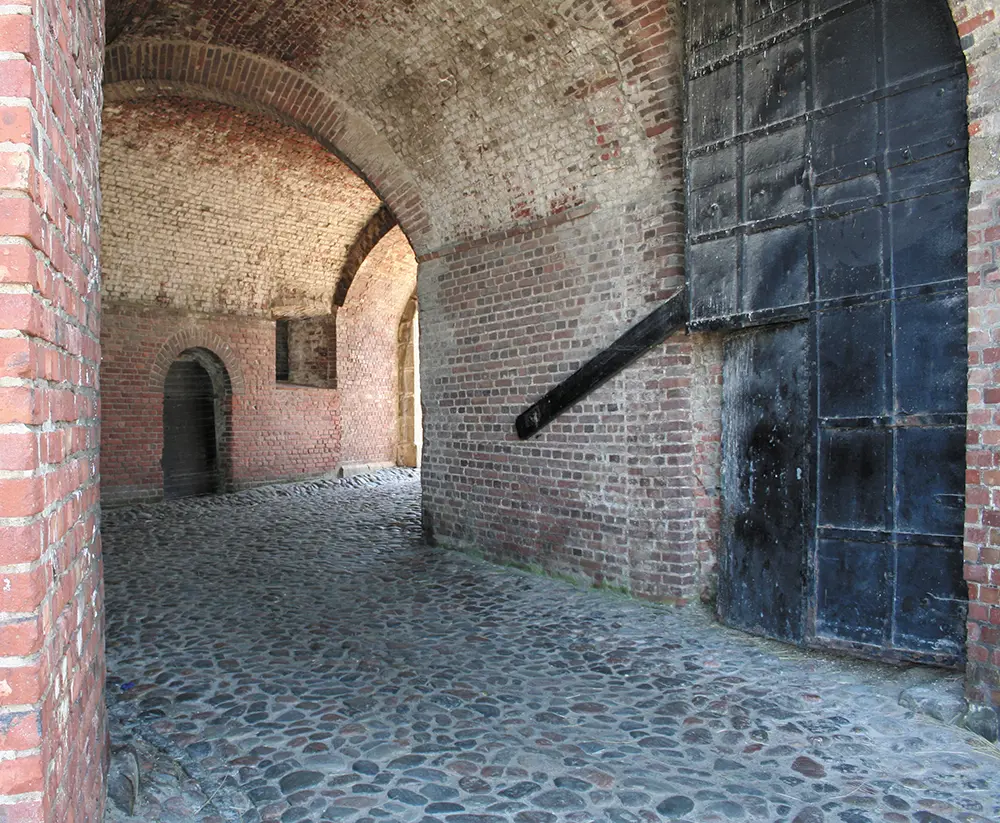 Valv i tegel med en stor plåtdörr