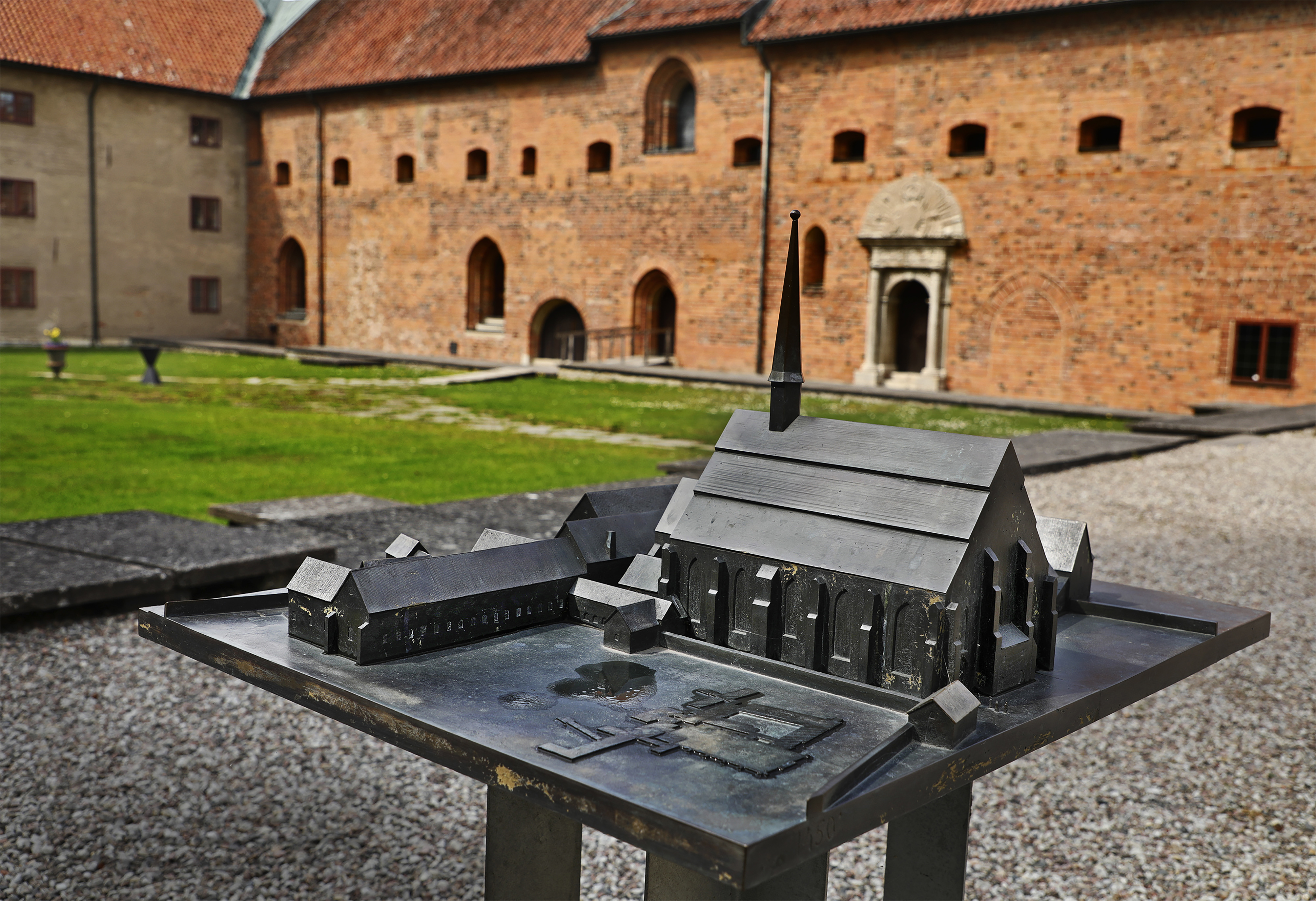 En modell över klosterområdets utbredning på 1400-talet står på nunneklostrets innergård.