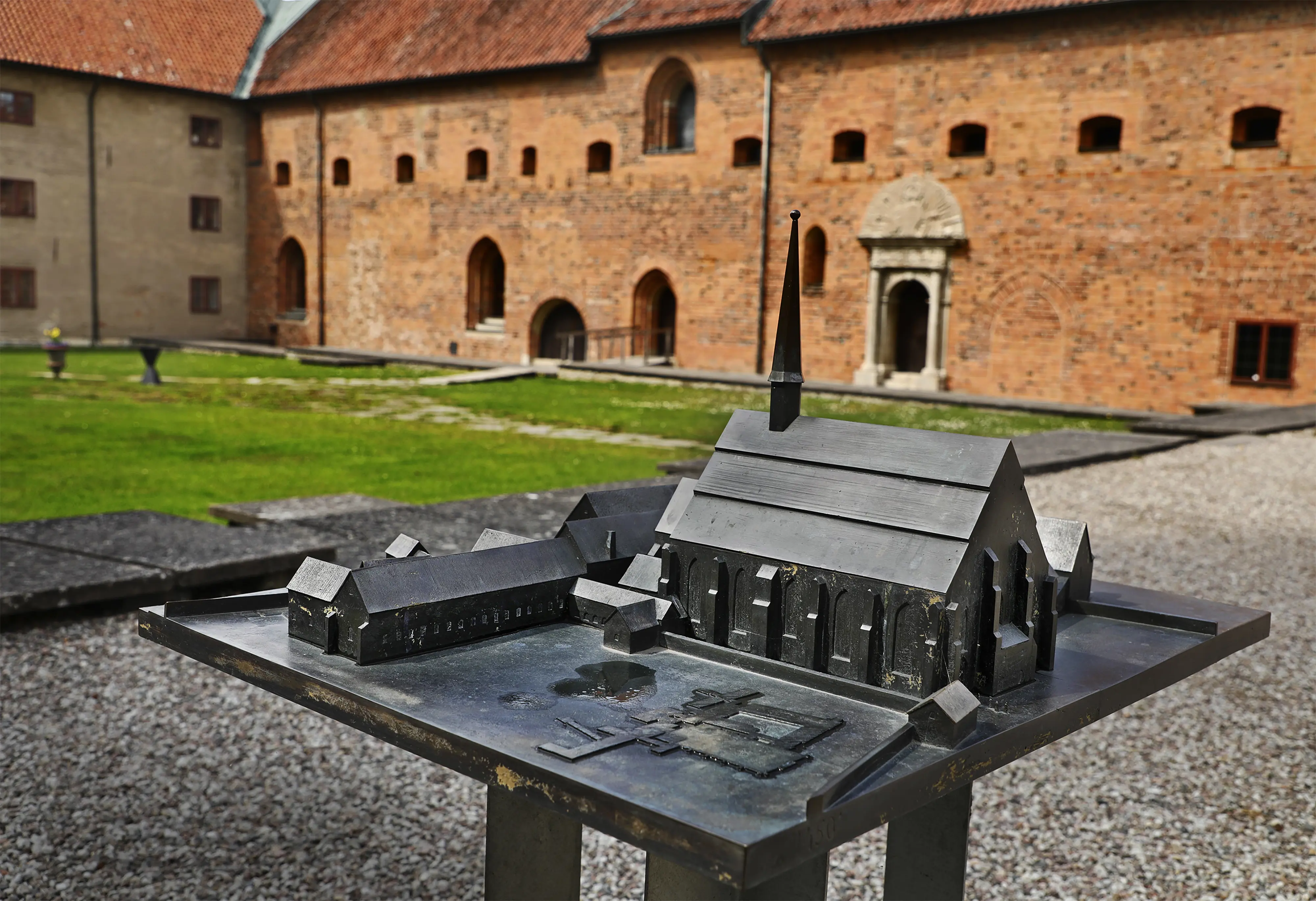 En modell över klosterområdets utbredning på 1400-talet står på nunneklostrets innergård.