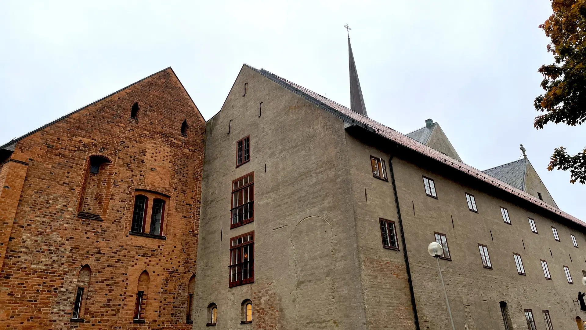 Nunneklostrets två längor möts i vinkel. Norra längan i tegel har medeltida form på fönstren. Västra längan i grå puts har stora ankarslut.
