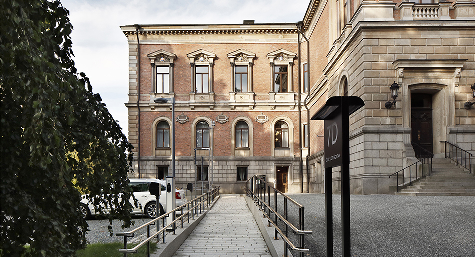 Universitetshuset, Uppsala. Klassicistisk byggnad i sten och ljusbrun puts.