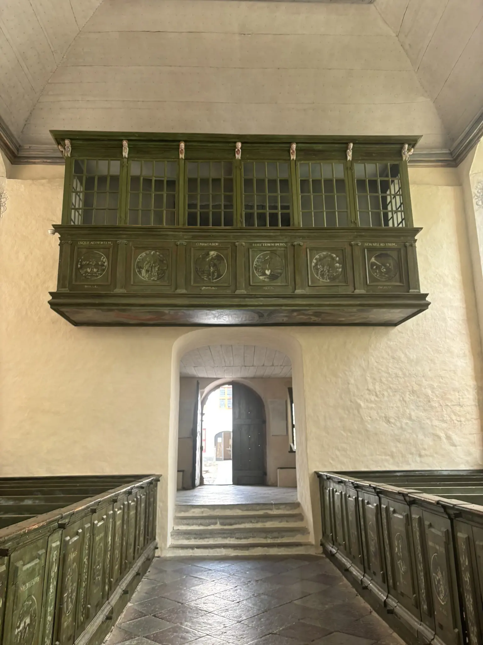 Läktaren och entrén till slottskyrkan.