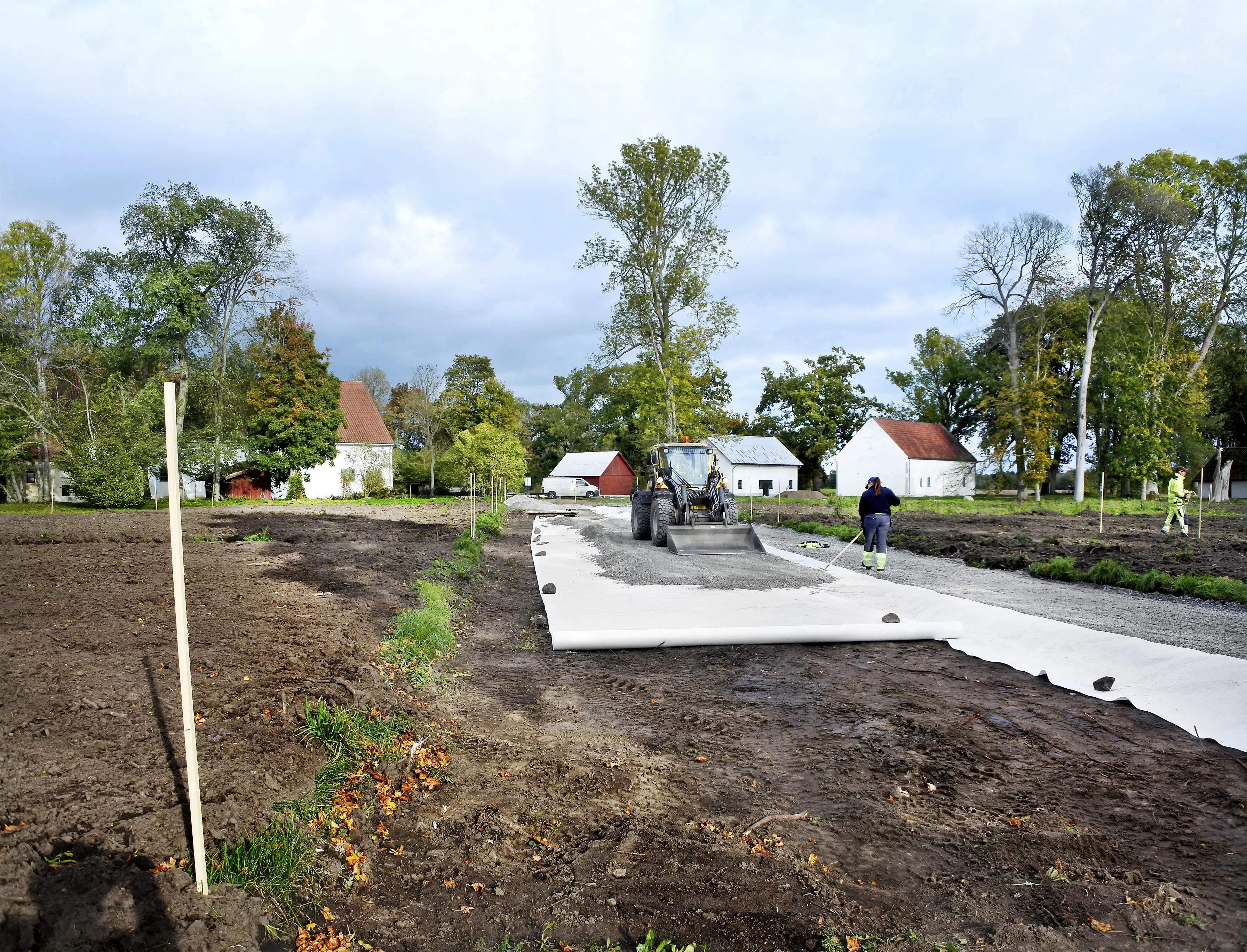 Den medeltida gången får markduk och grusas.