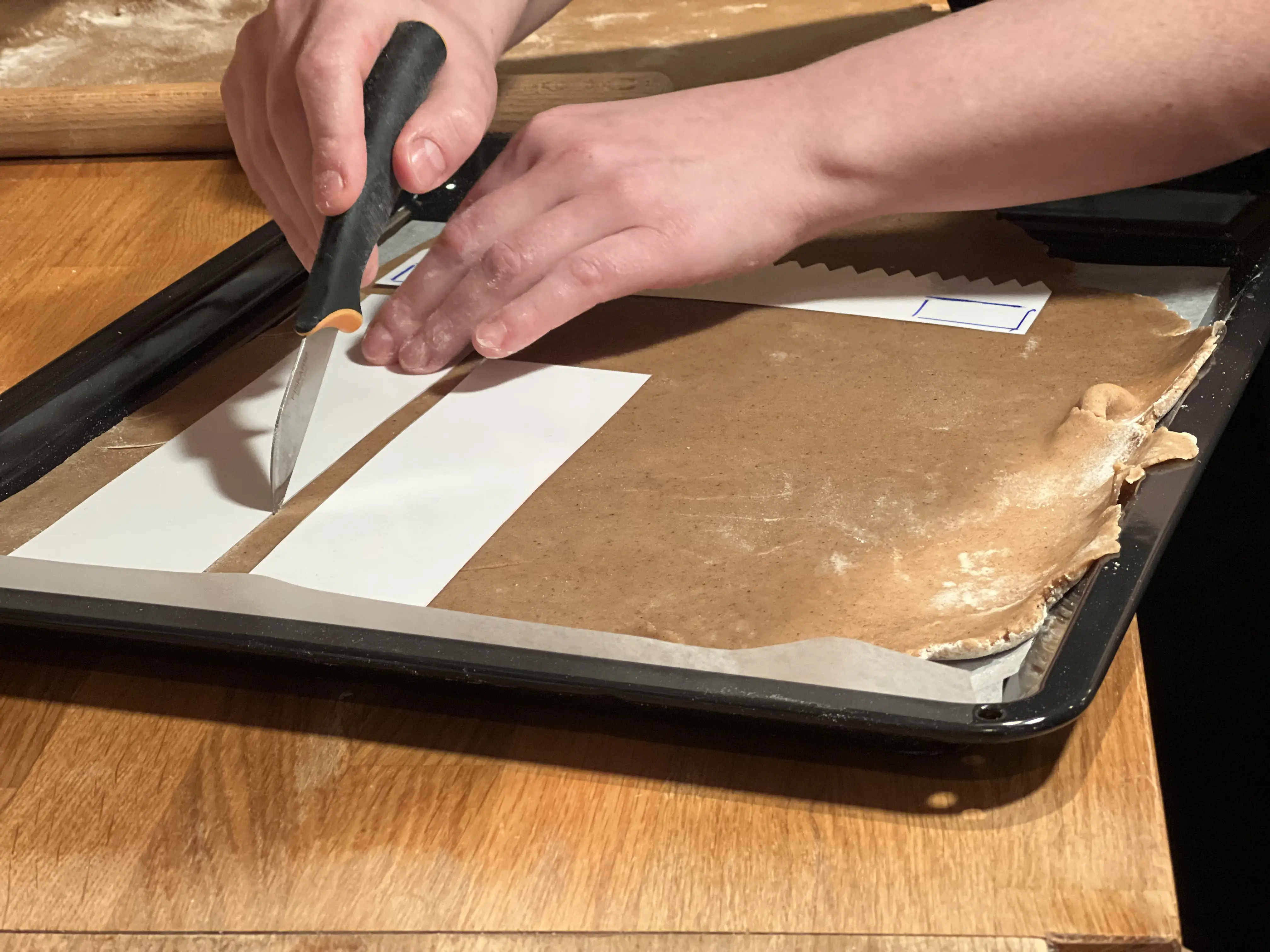 Delar skärs ut ur degen.