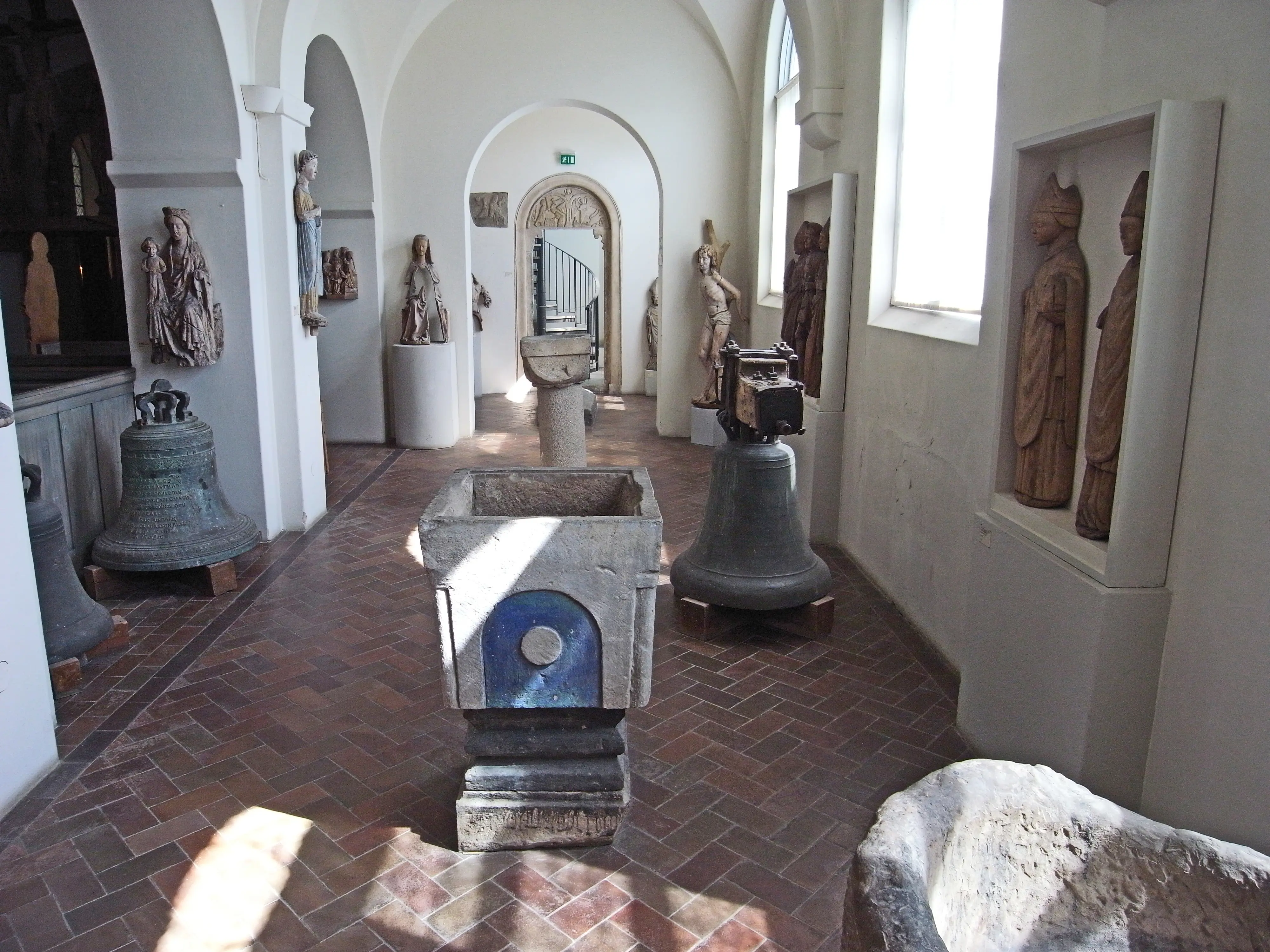 Utställnings-hall i Historiska museet med kyrko-historisk samling.