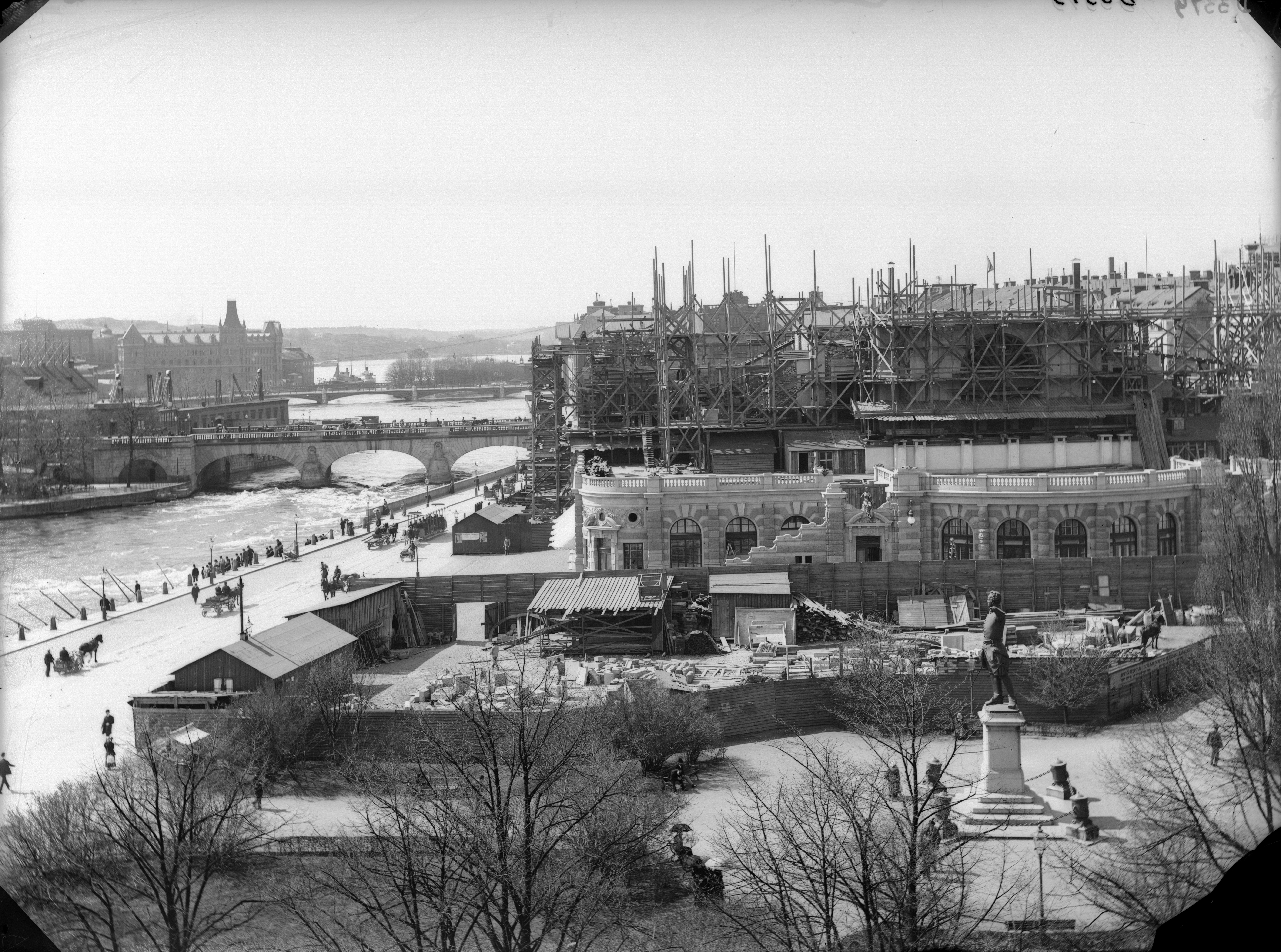 Historisk bild på operabyggnaden under uppbyggnad