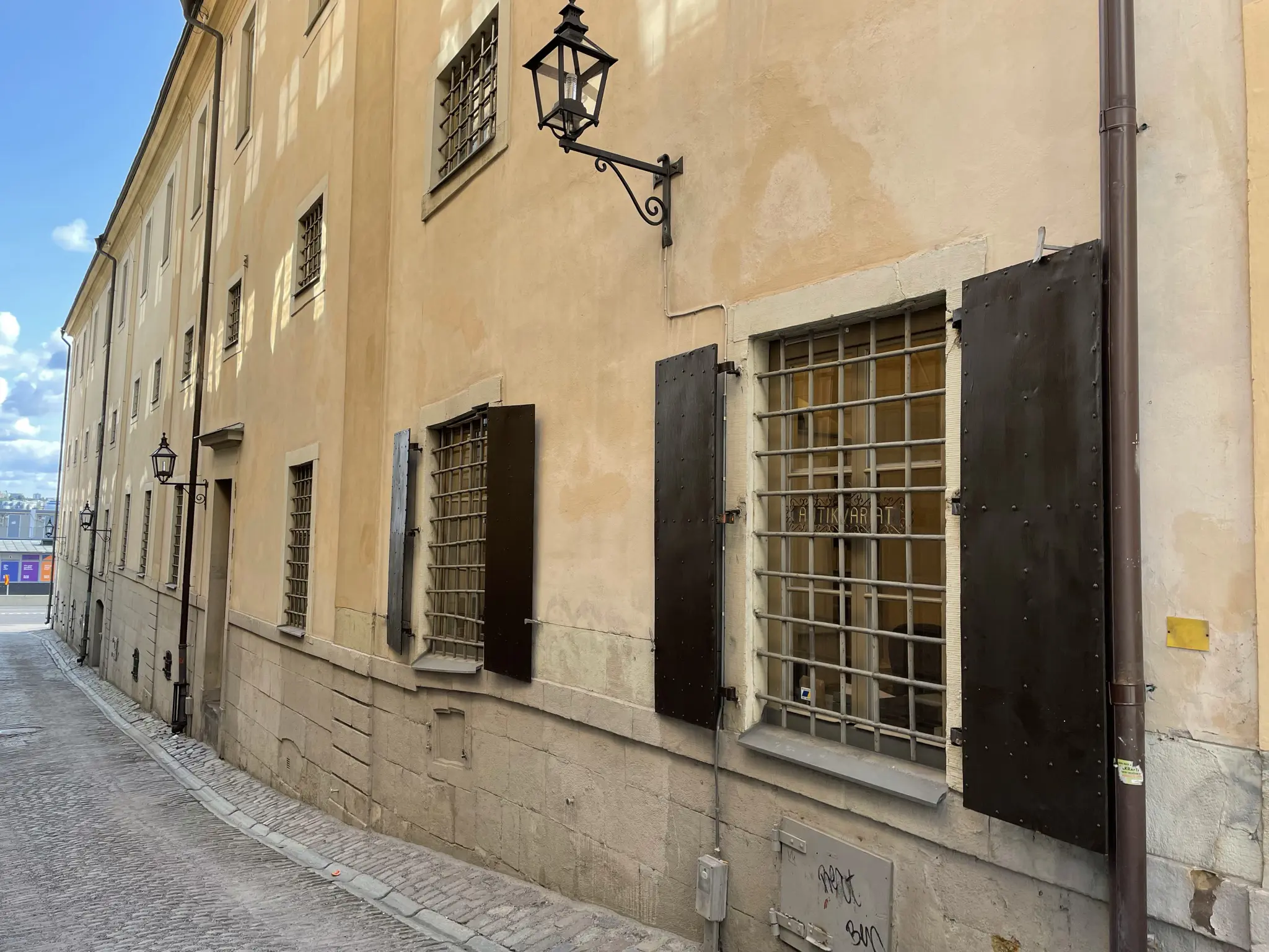 Norra bankohusets fasad mot Tullgränd. Fönstren är försedda med galler och järnluckor. En sättning går rakt igenom ett fönster.