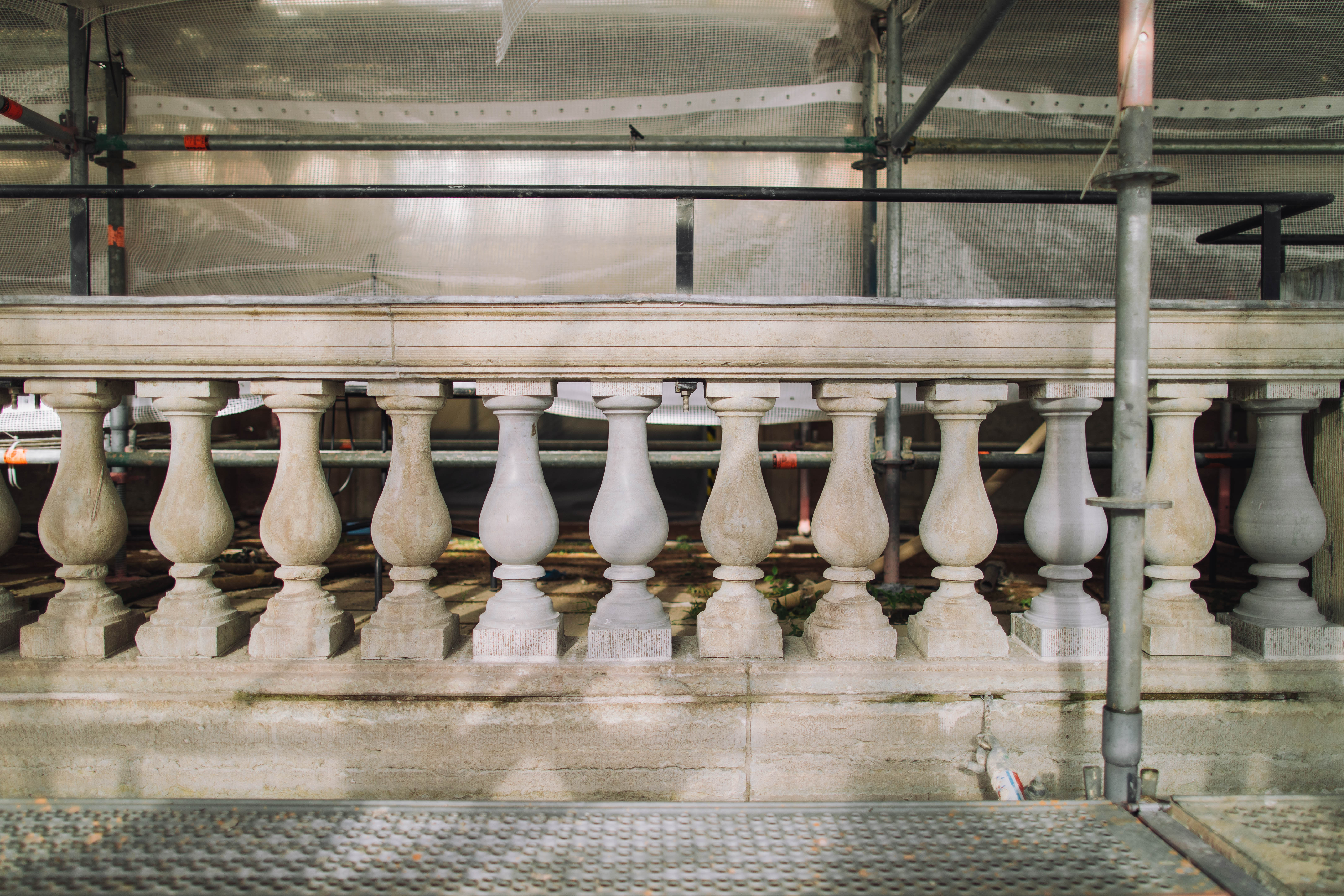 Takbalustrad med nya baluterdockor.