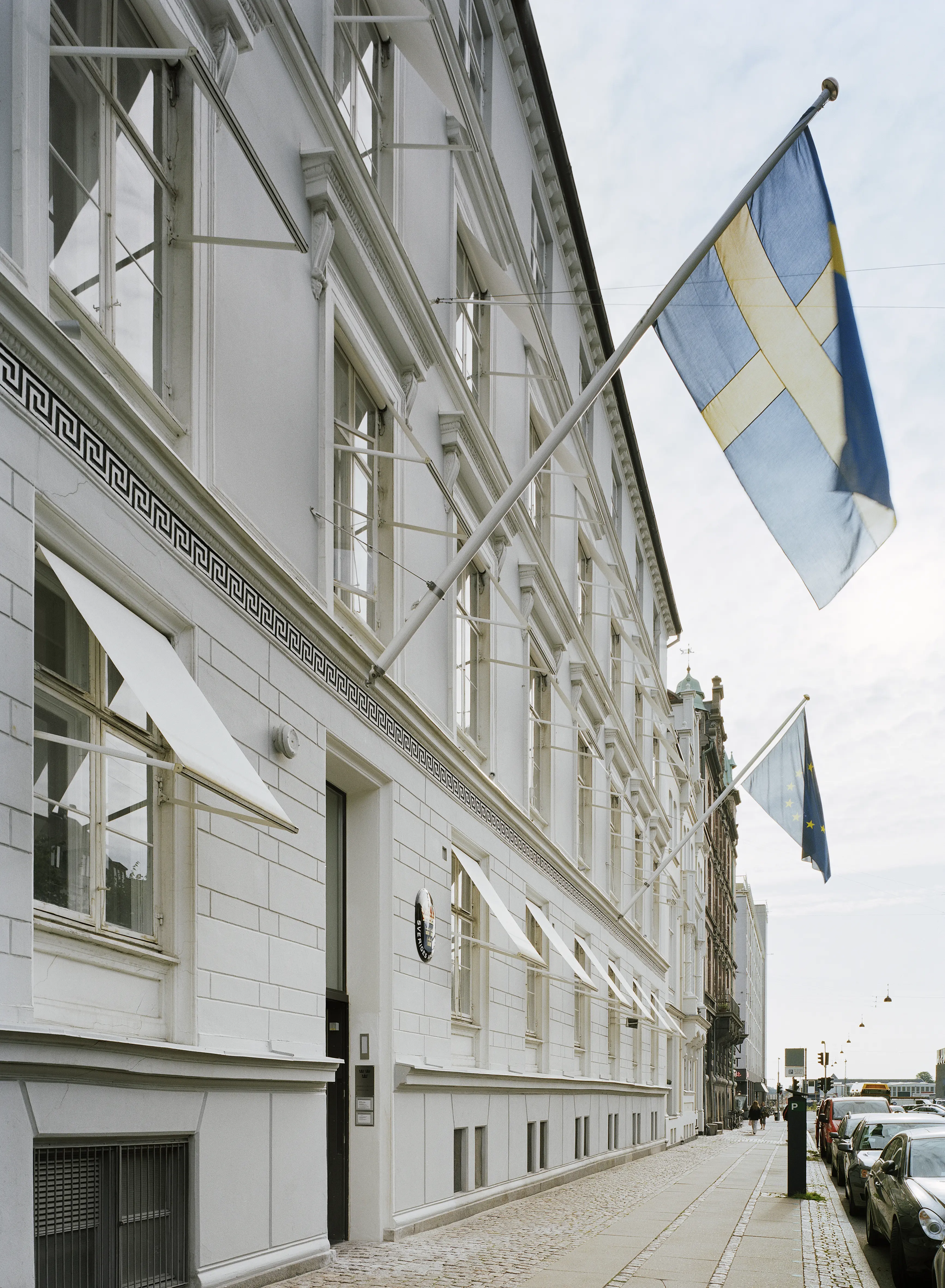 Ambassaden i Köpenhamn. En vitputsad, klassicistisk byggnad i fyra våningar. En port utan trappsteg tillgängliggör ambassaden.