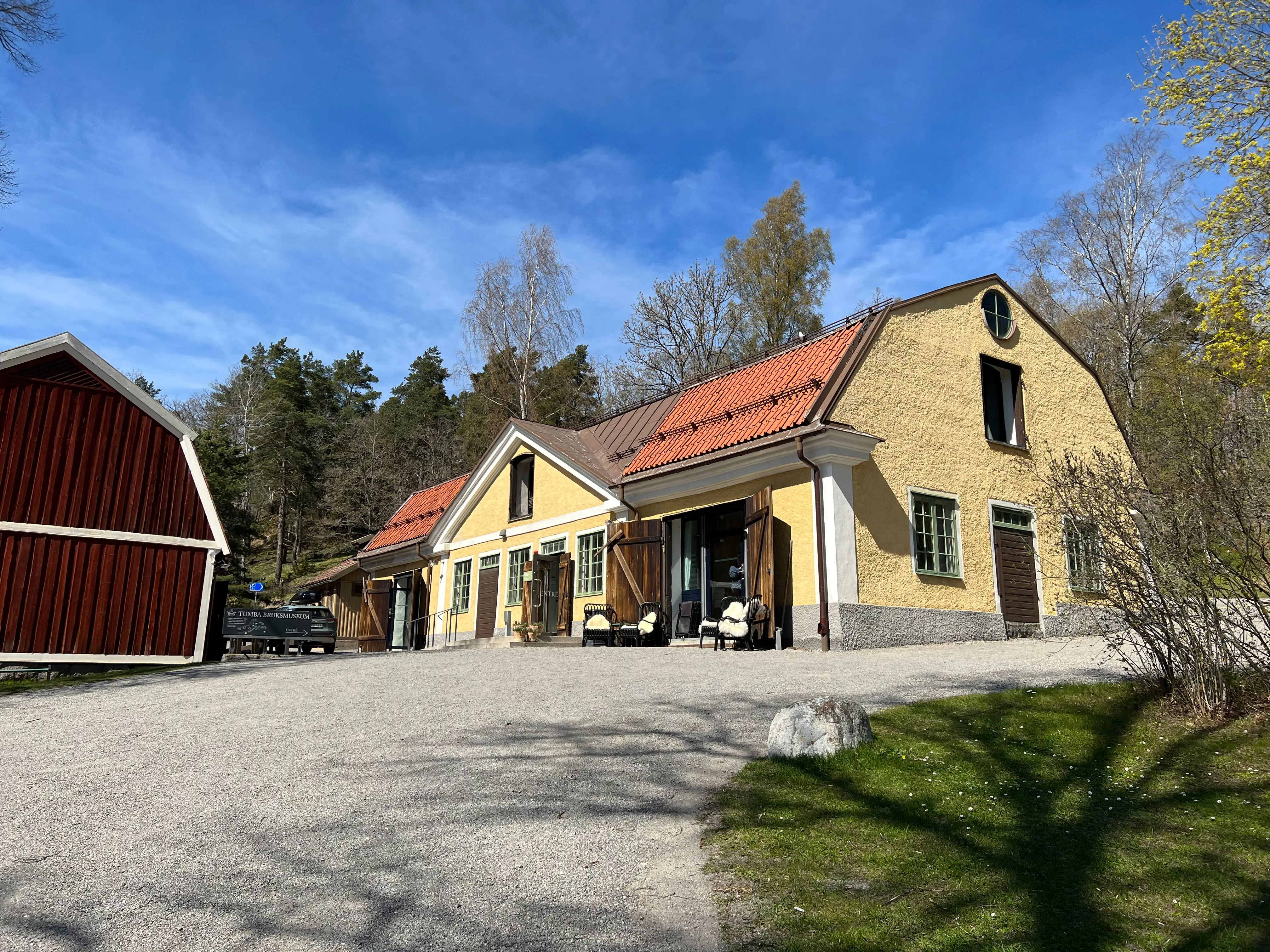 Gul byggnad med brutet tegeltak.