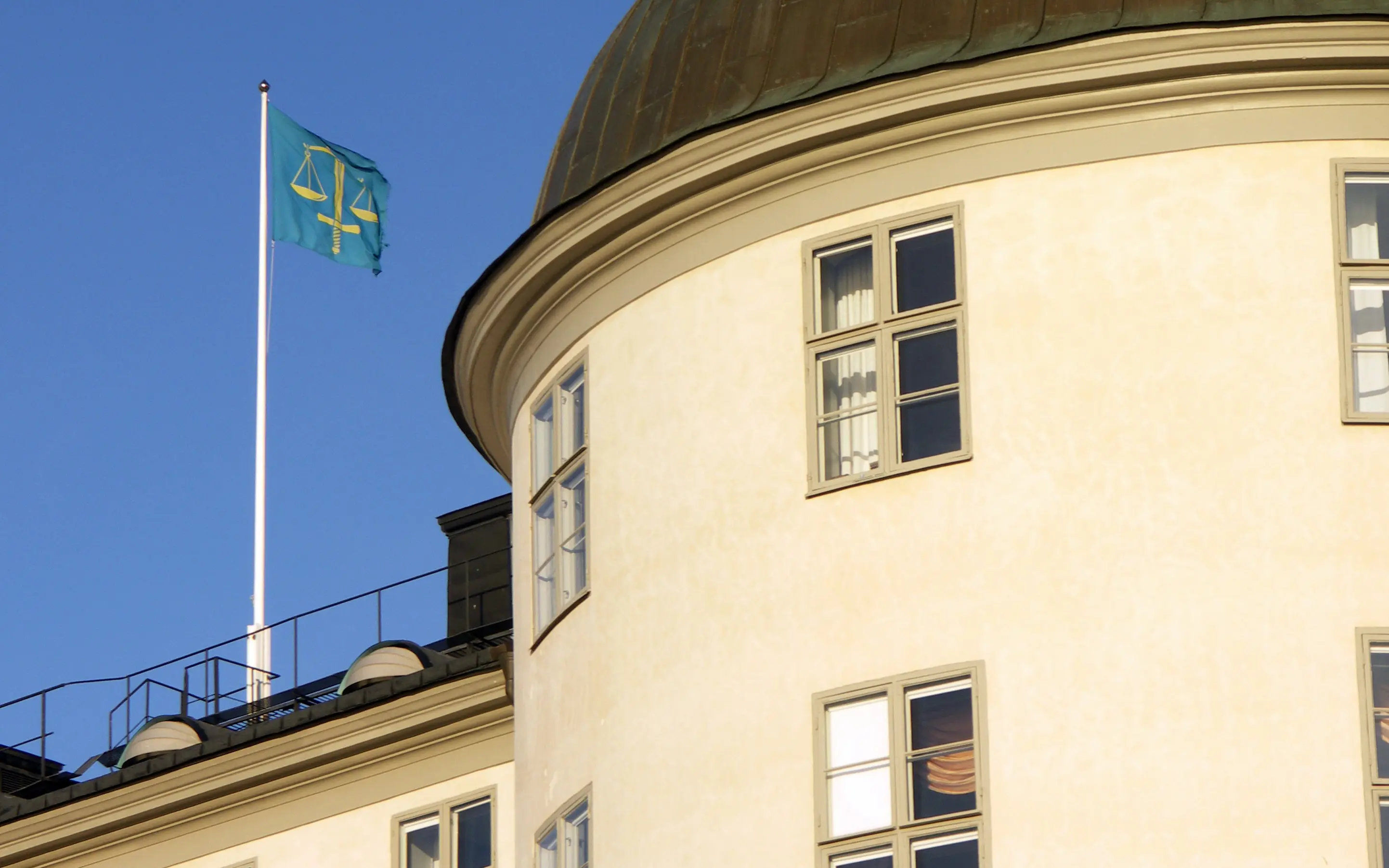 Ett av Wrangelska palatsets runda torn i ljus puts.