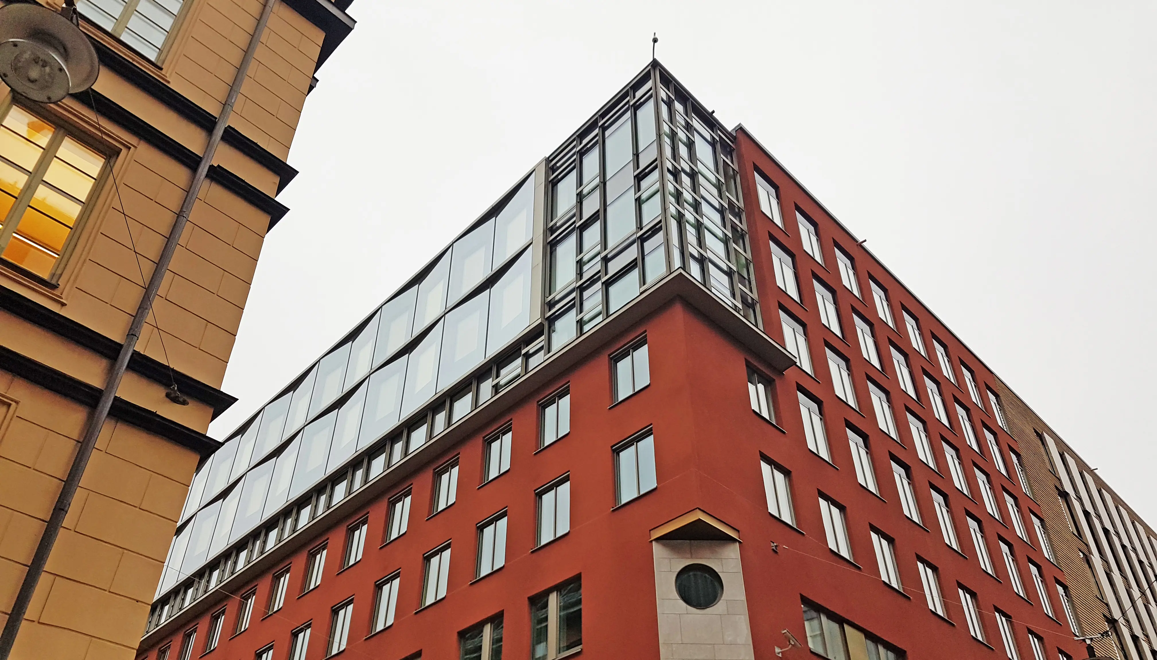 Kvarteret Björnens röda hus mot Drottning-gatan. De två översta våningarna har heltäckande fönsterpartier.