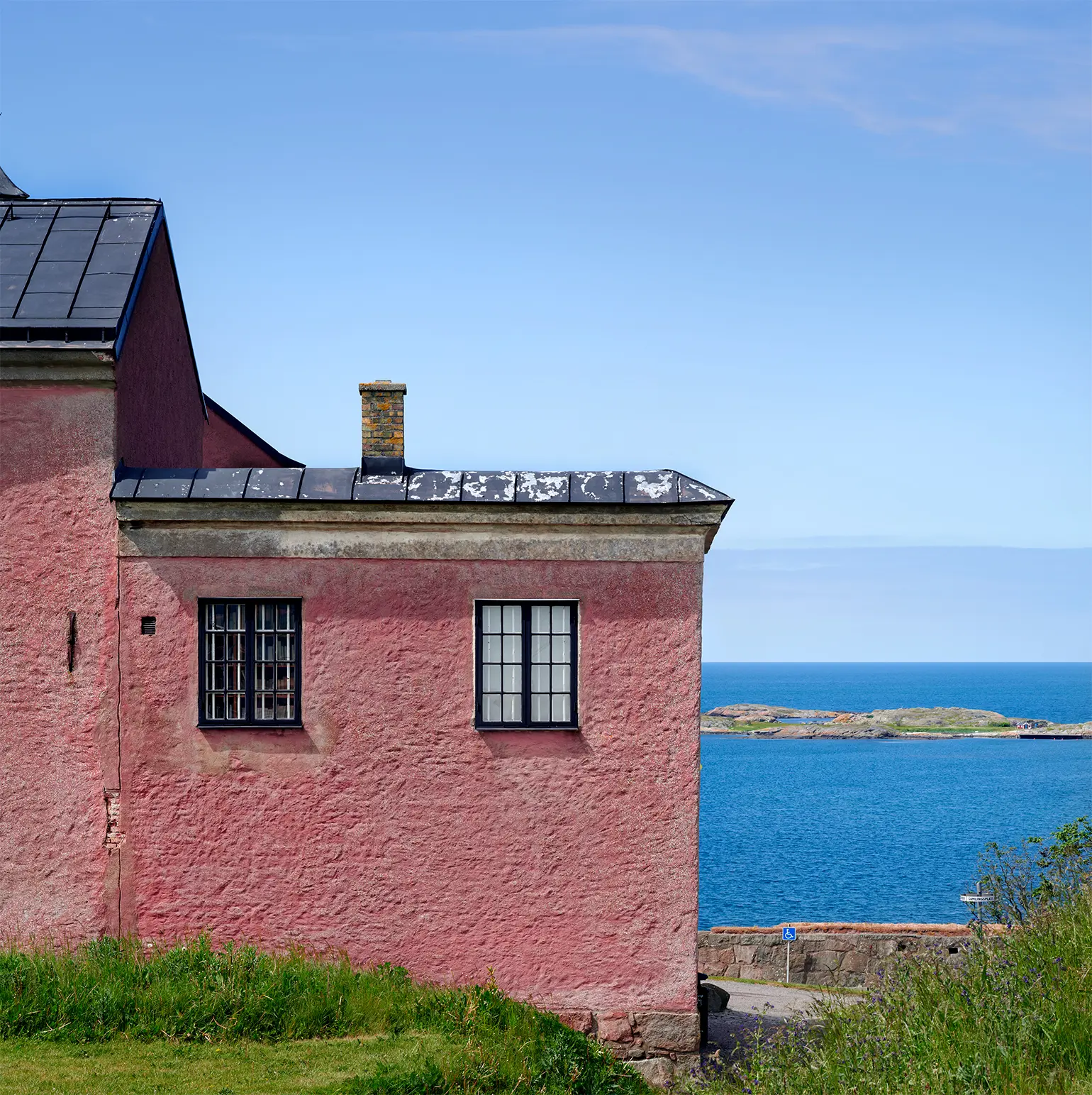 Del av byggnad på Varbergs fästning med vacker utsikt över havet
