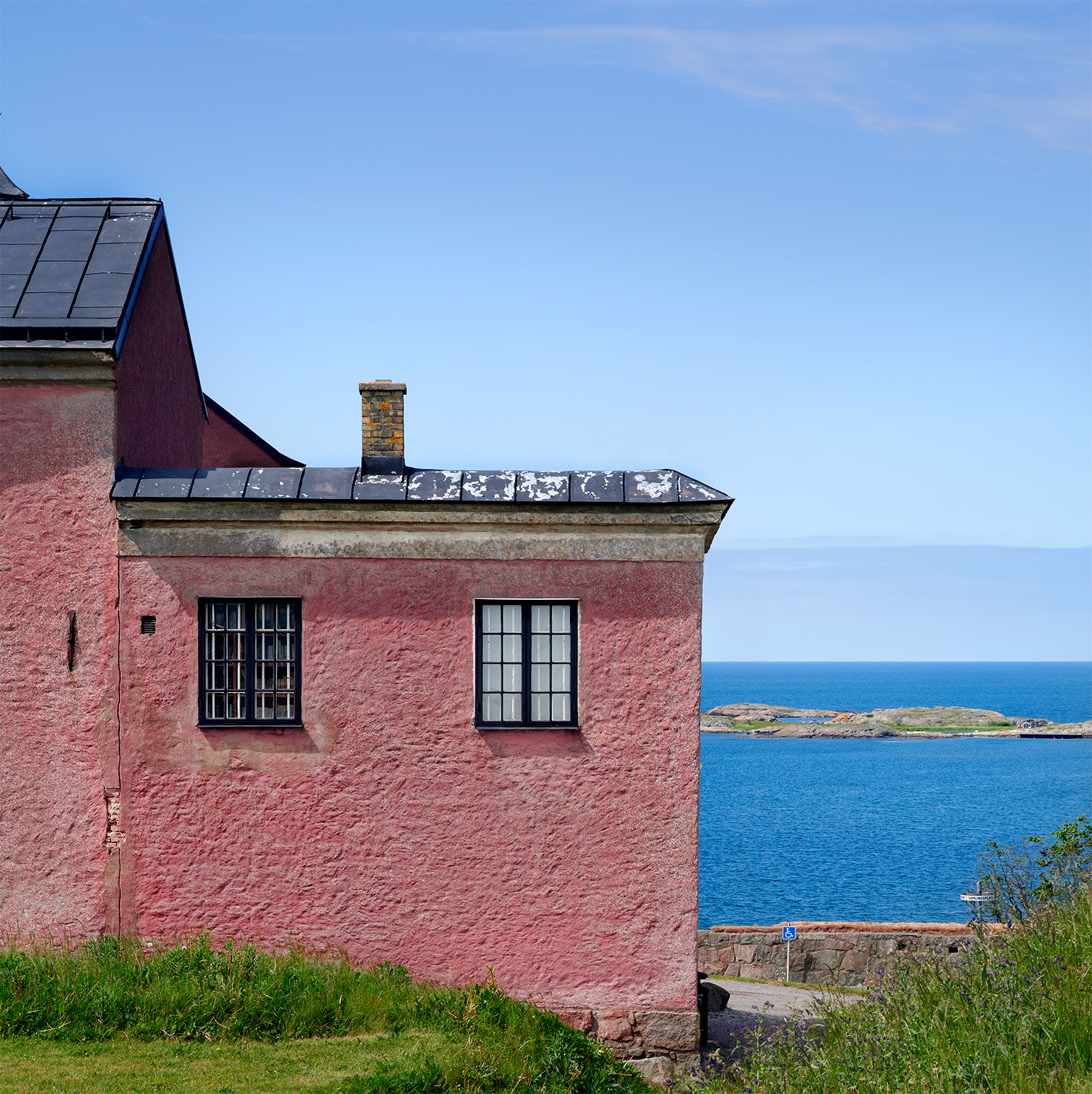 Del av byggnad på Varbergs fästning med vacker utsikt över havet