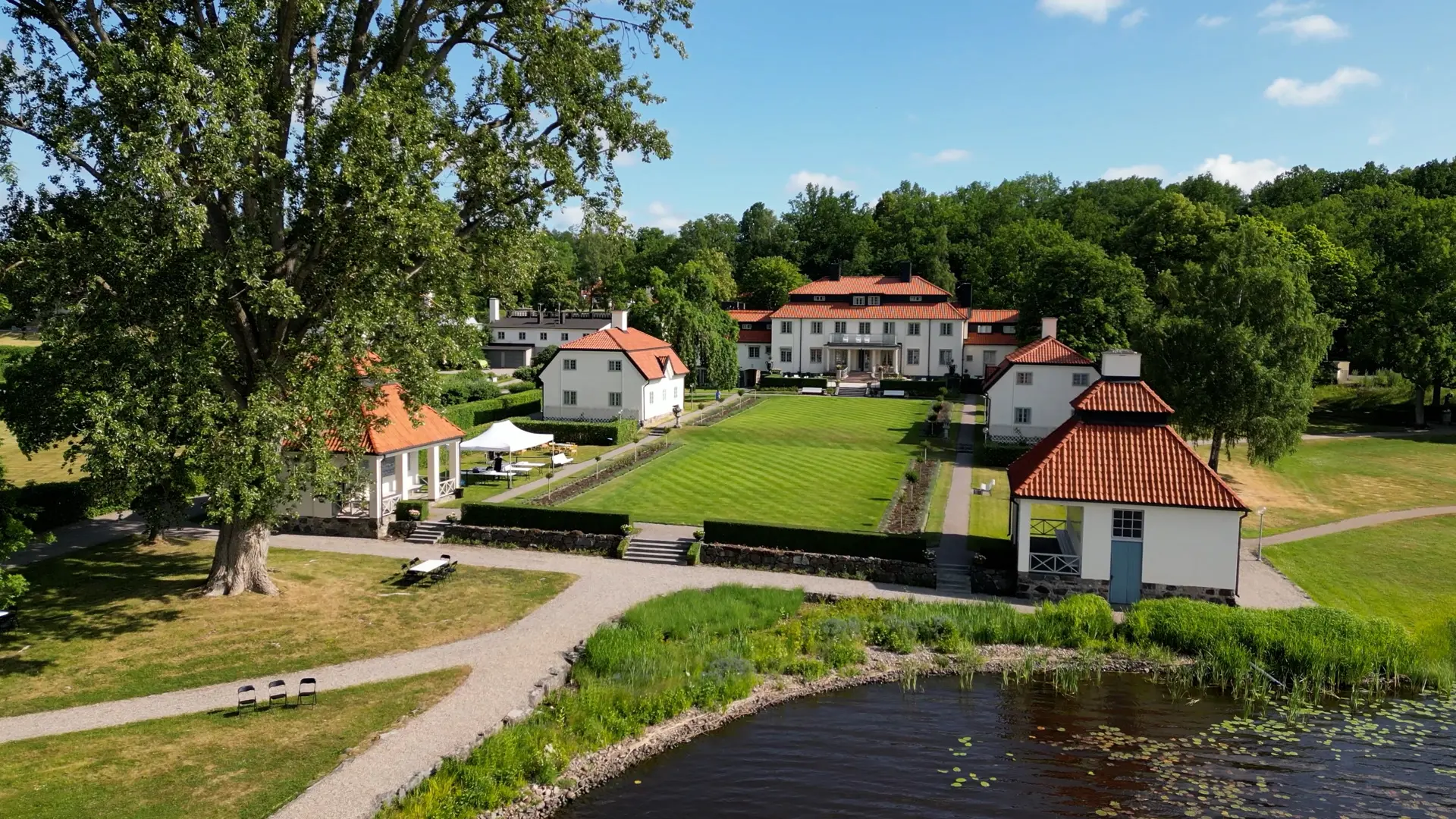 Drönarbild över Harpsunds egendom tagen ovanifrån.