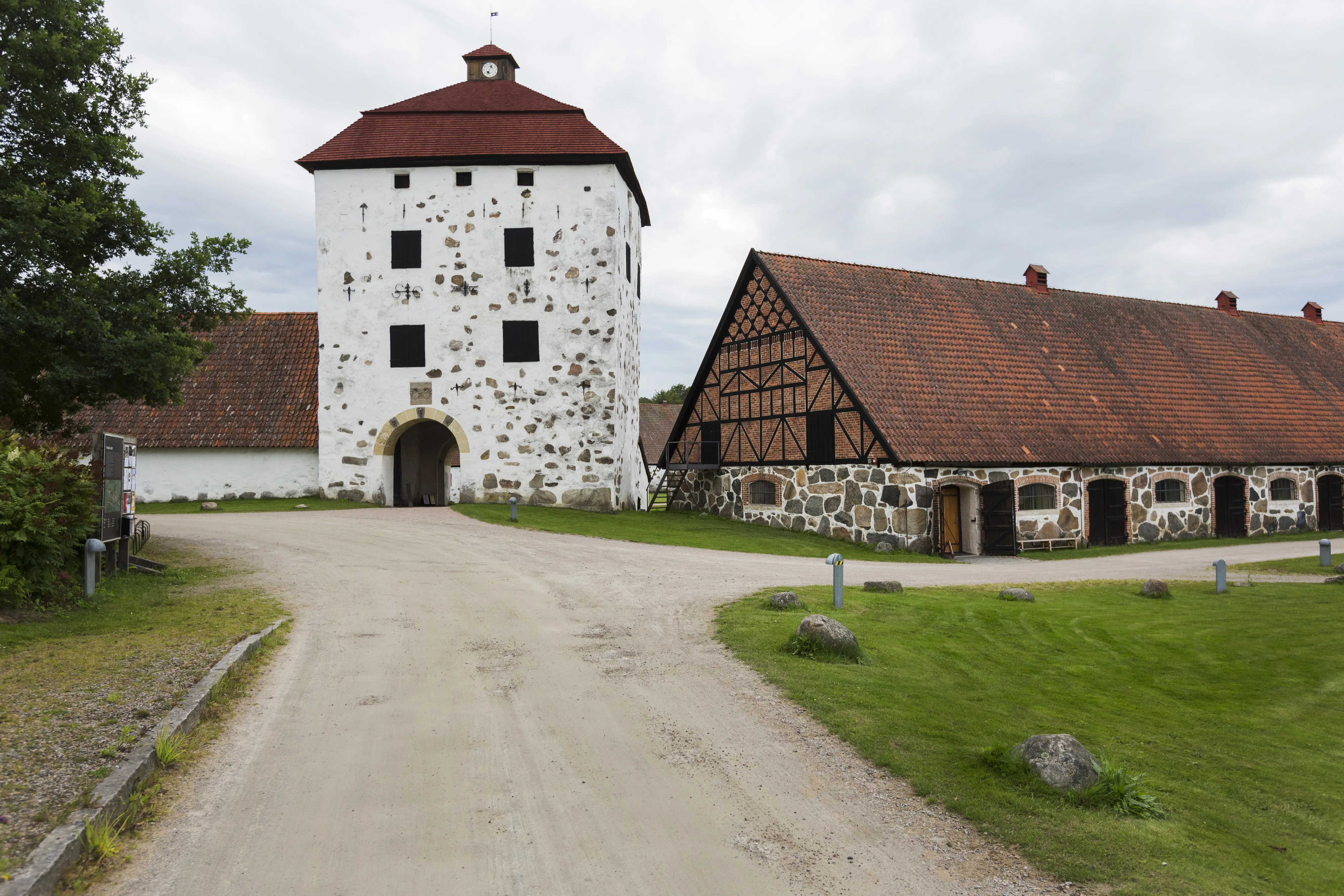 Tornbyggnaden och korsvirkesladan vid Hovdala.