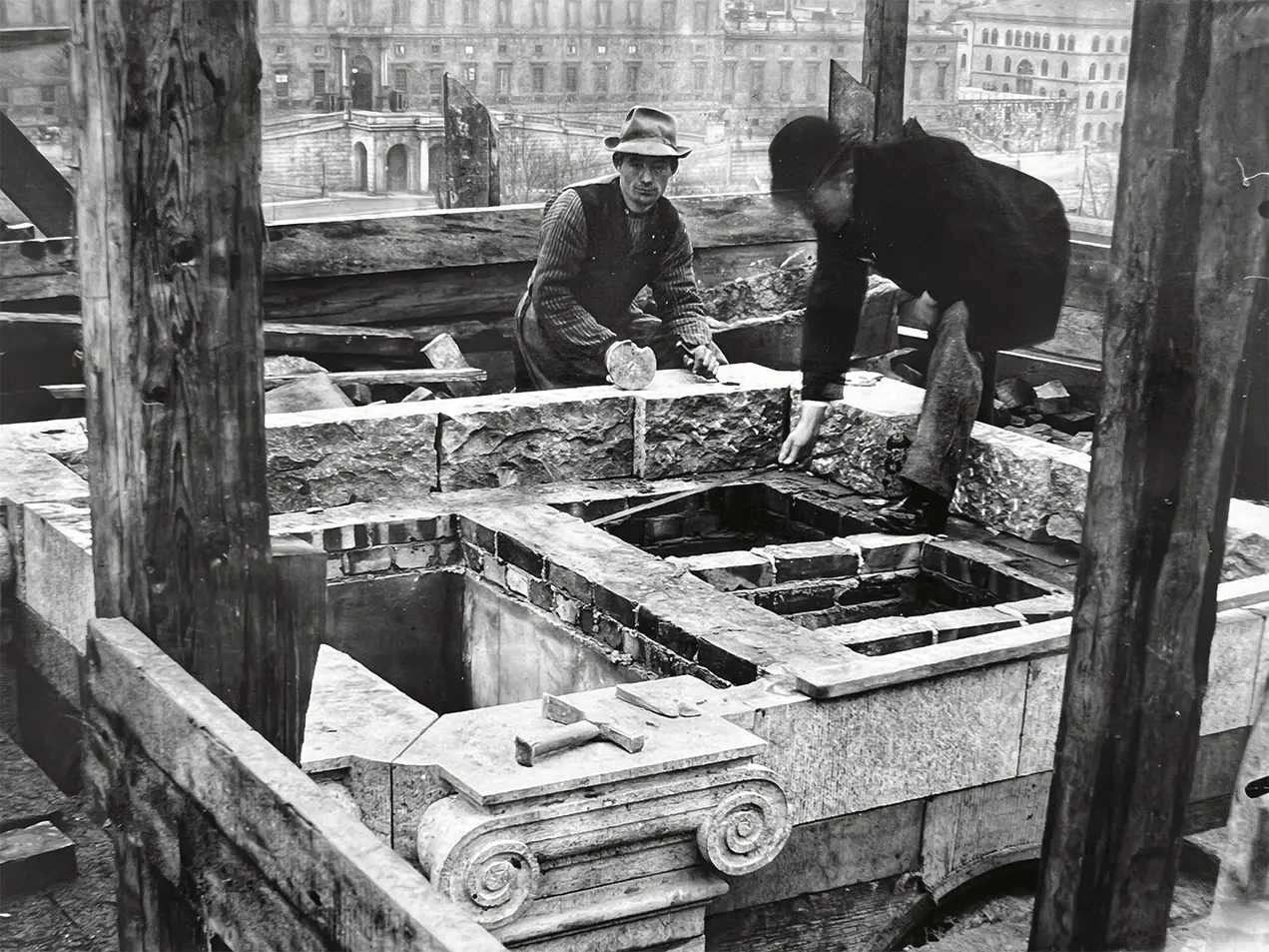 Murverken i de övre våningarna gjordes av s.k. normaltegel och kalkbruk. Murverken i bottenvåningen gjordes av så kallat stortegel och kläddes i stora block av röd granit och däremellan ett isoleringsskikt av cementbruk. Kalksten från Öland, Gotland och Närke användes till fasaderna.