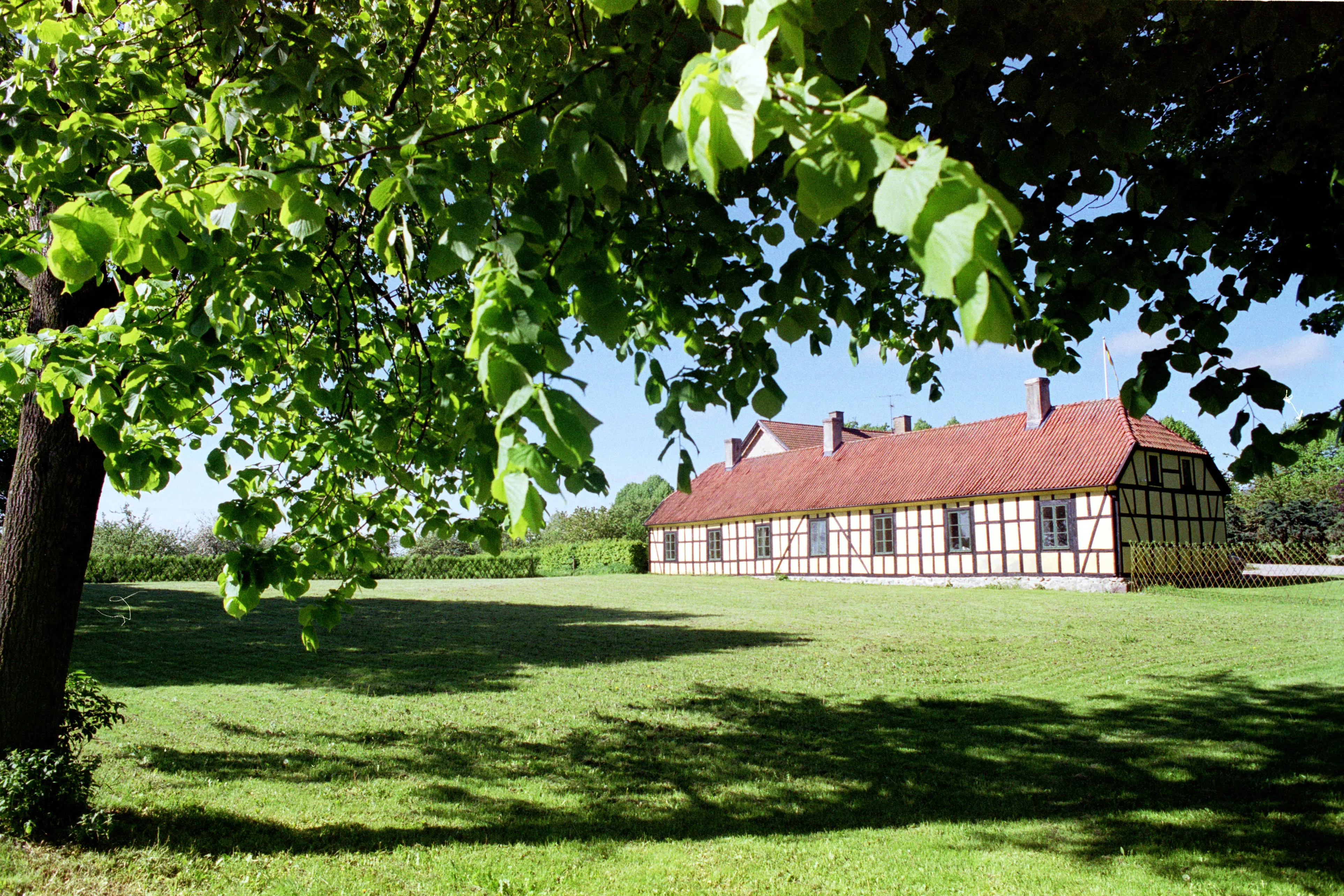 Vy över korsvirkesannex vid Lillö kungsgård