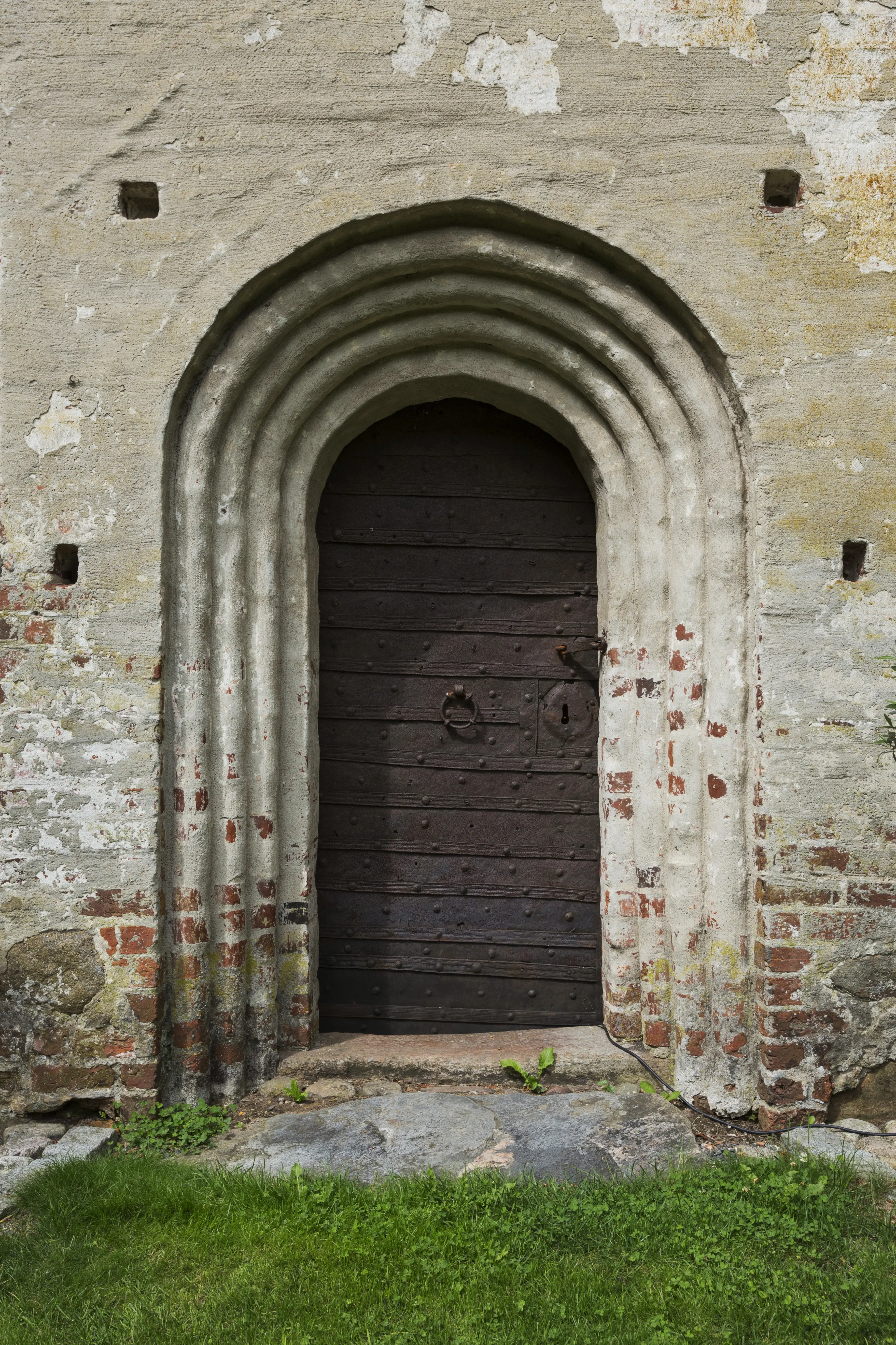 Araslövs gamla kyrkas medeltida portal.