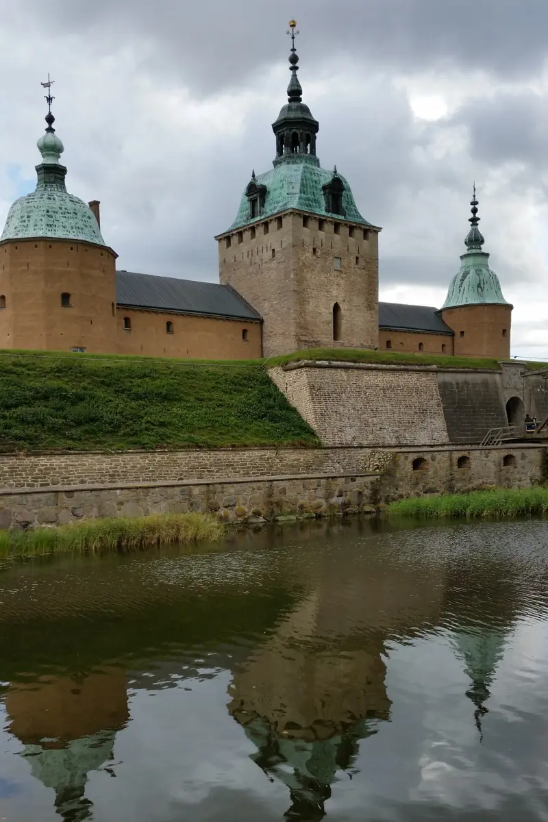 Kalmar slott, speglat i vallgravens vatten.