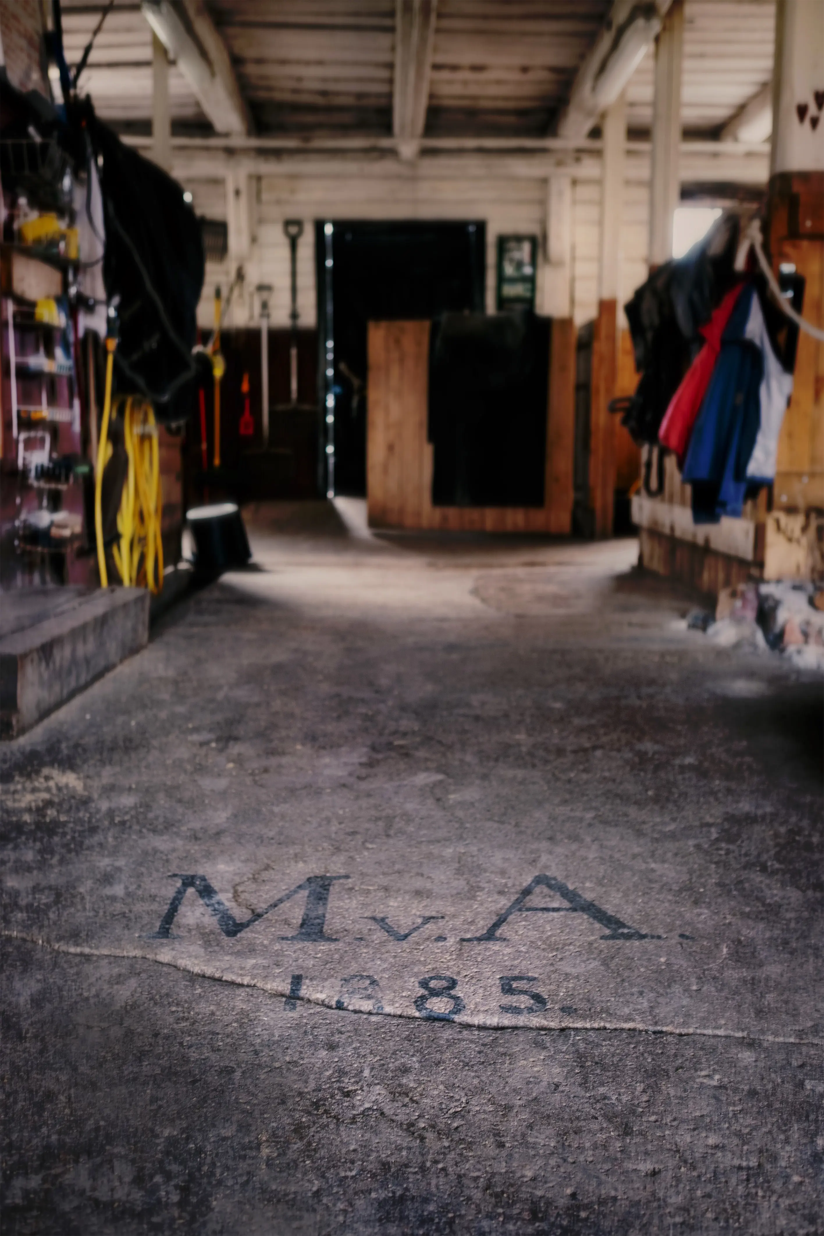 Initialerna MvA 1885 står på betonggolvet i ladugården.