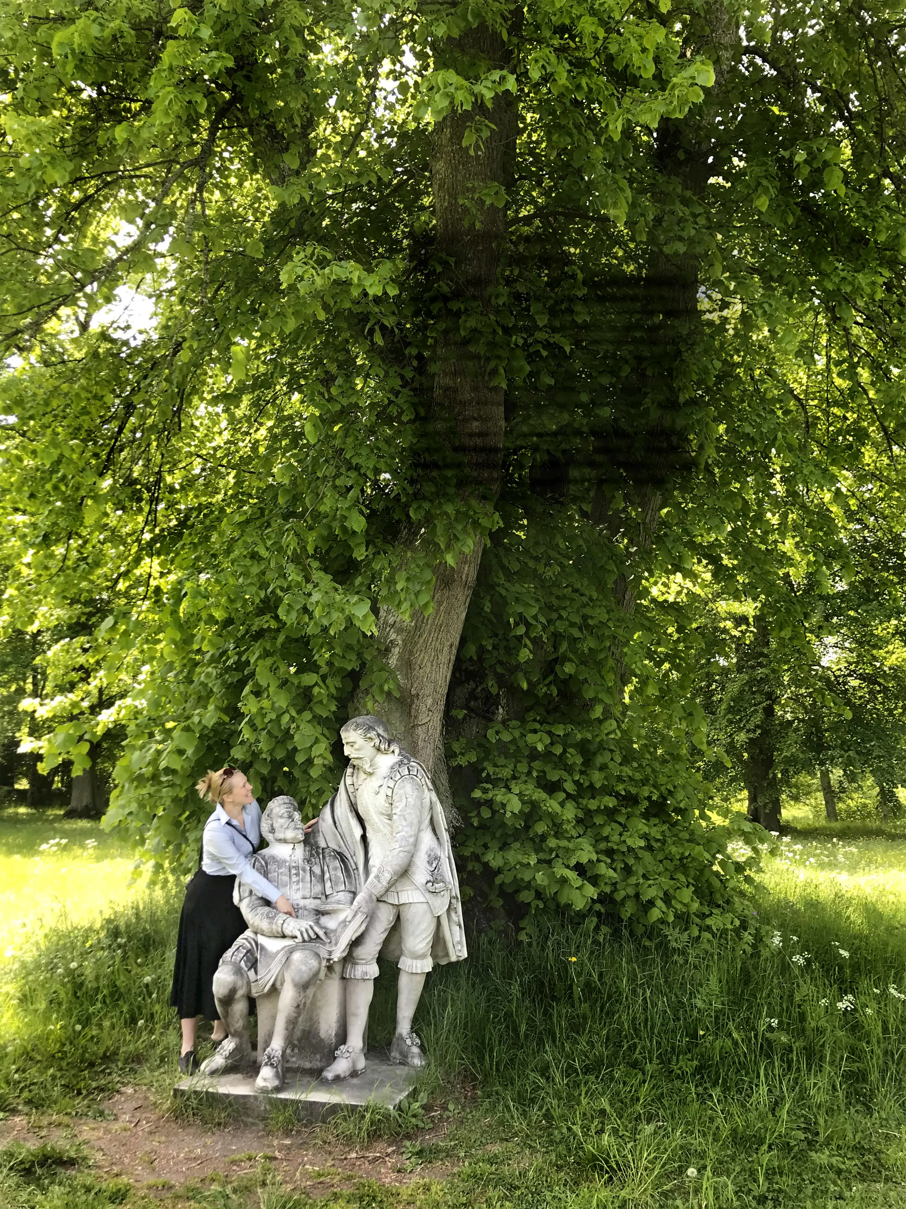 SFV:s Sara Tauberman hälsar på Gustav II Adolf och Axel Oxenstjärna i Svartsjö slottspark.