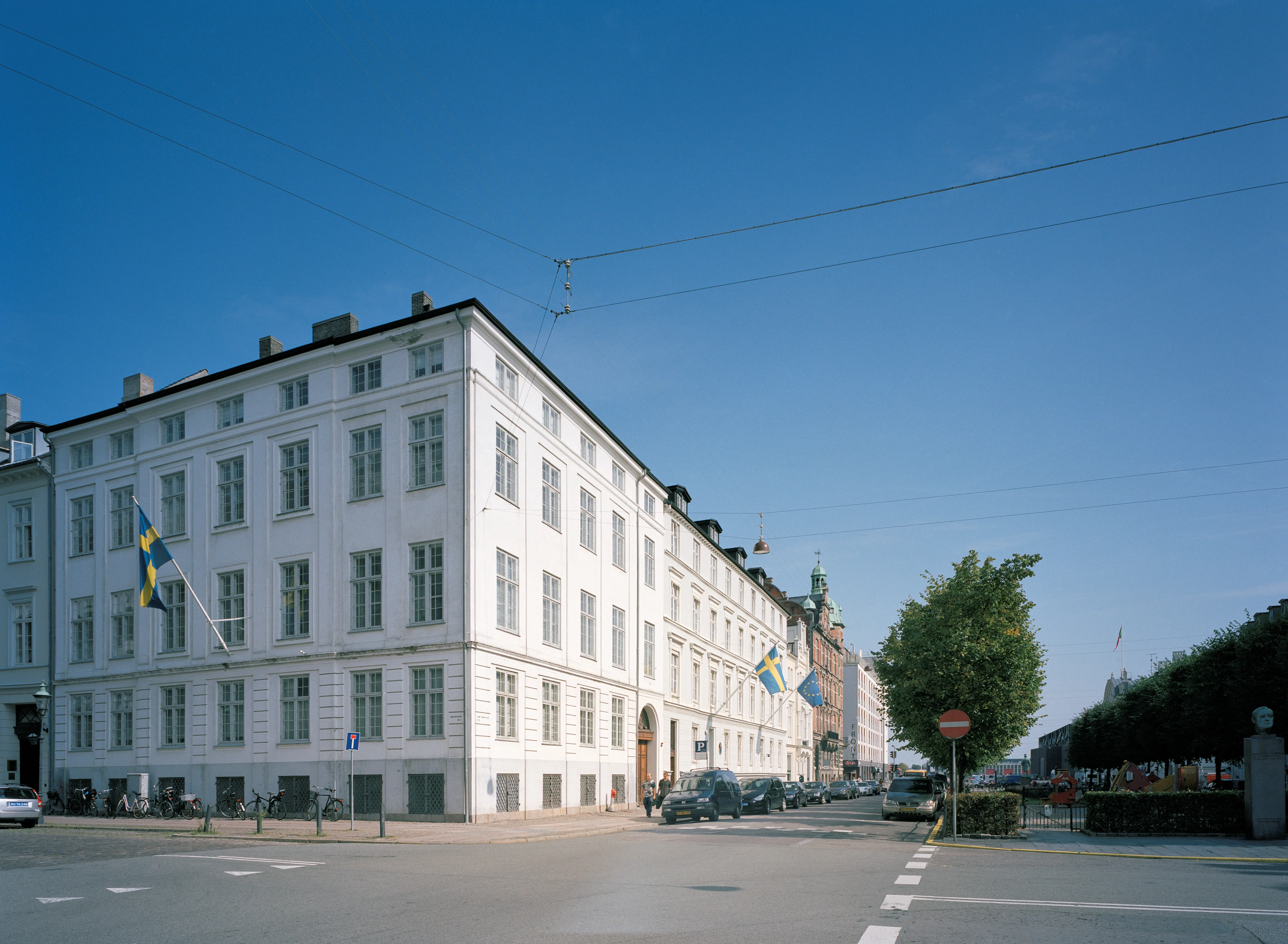 Ambassaden i Köpenhamn. En vitputsad, klassicistisk byggnad i fyra våningar.