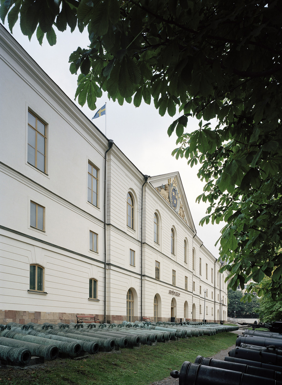 Museets fasad med två rader av kanoner liggande på marken utanför.