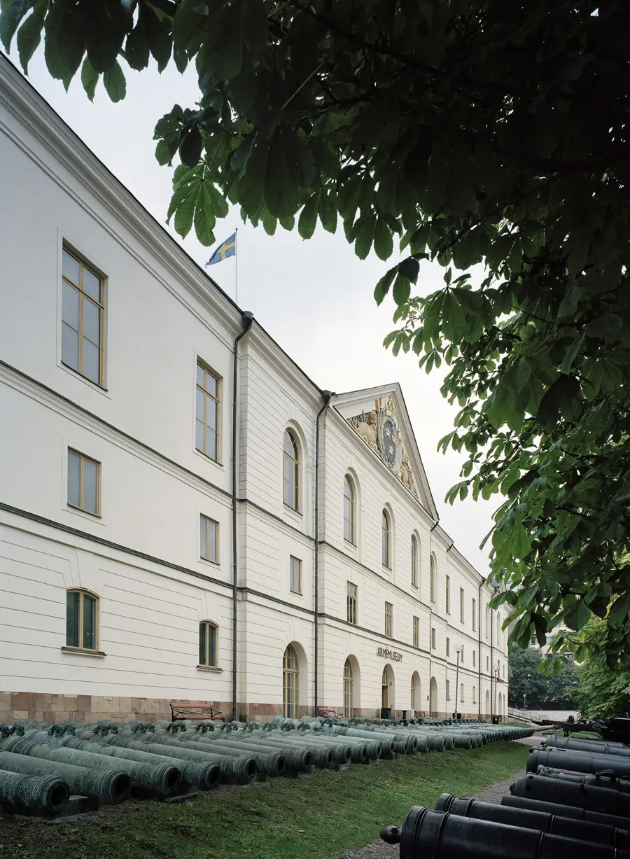 Museets fasad med två rader av kanoner liggande på marken utanför.
