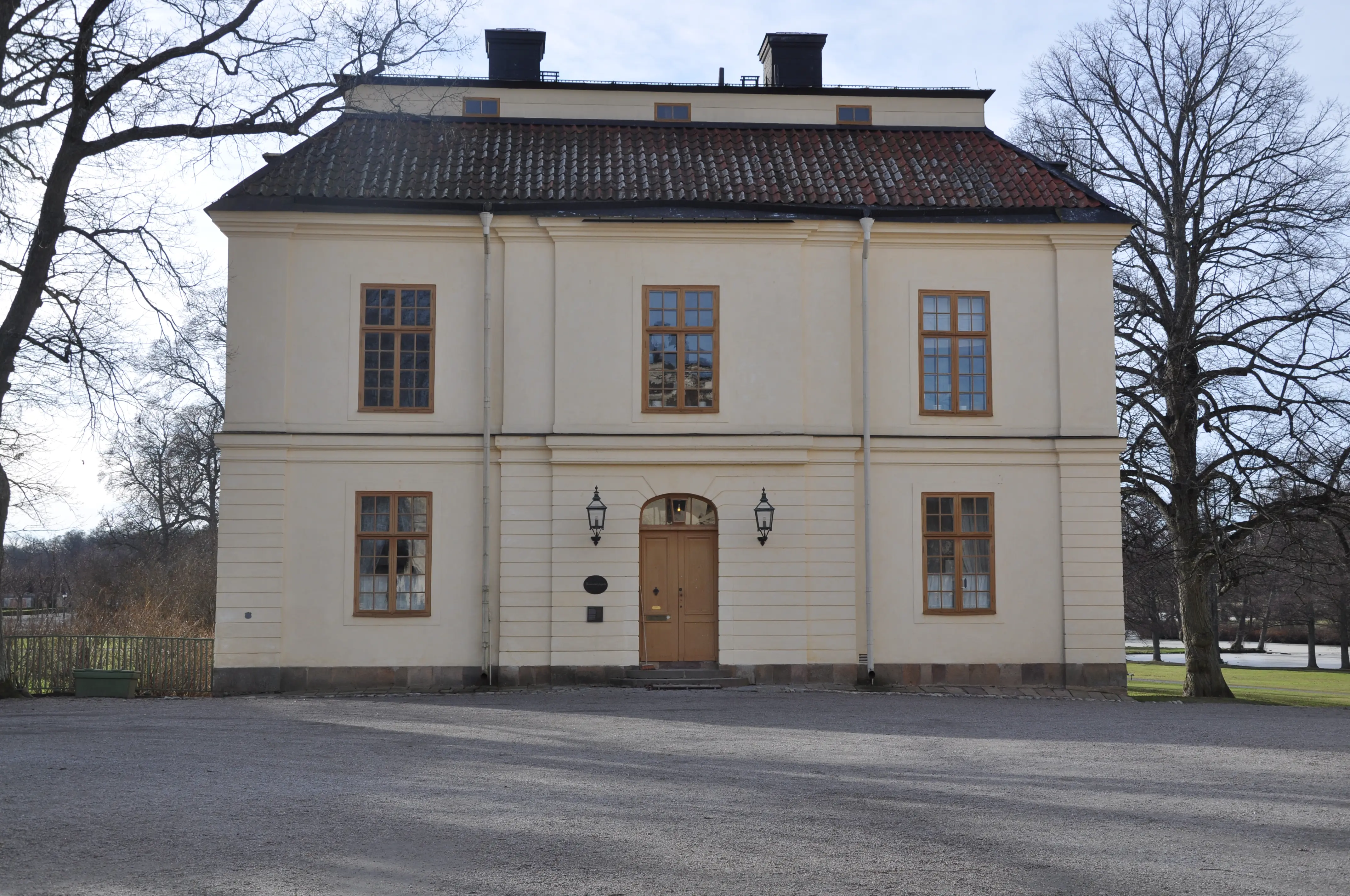 Hovmarskalksflygeln vid Drottningholms slottsteater.