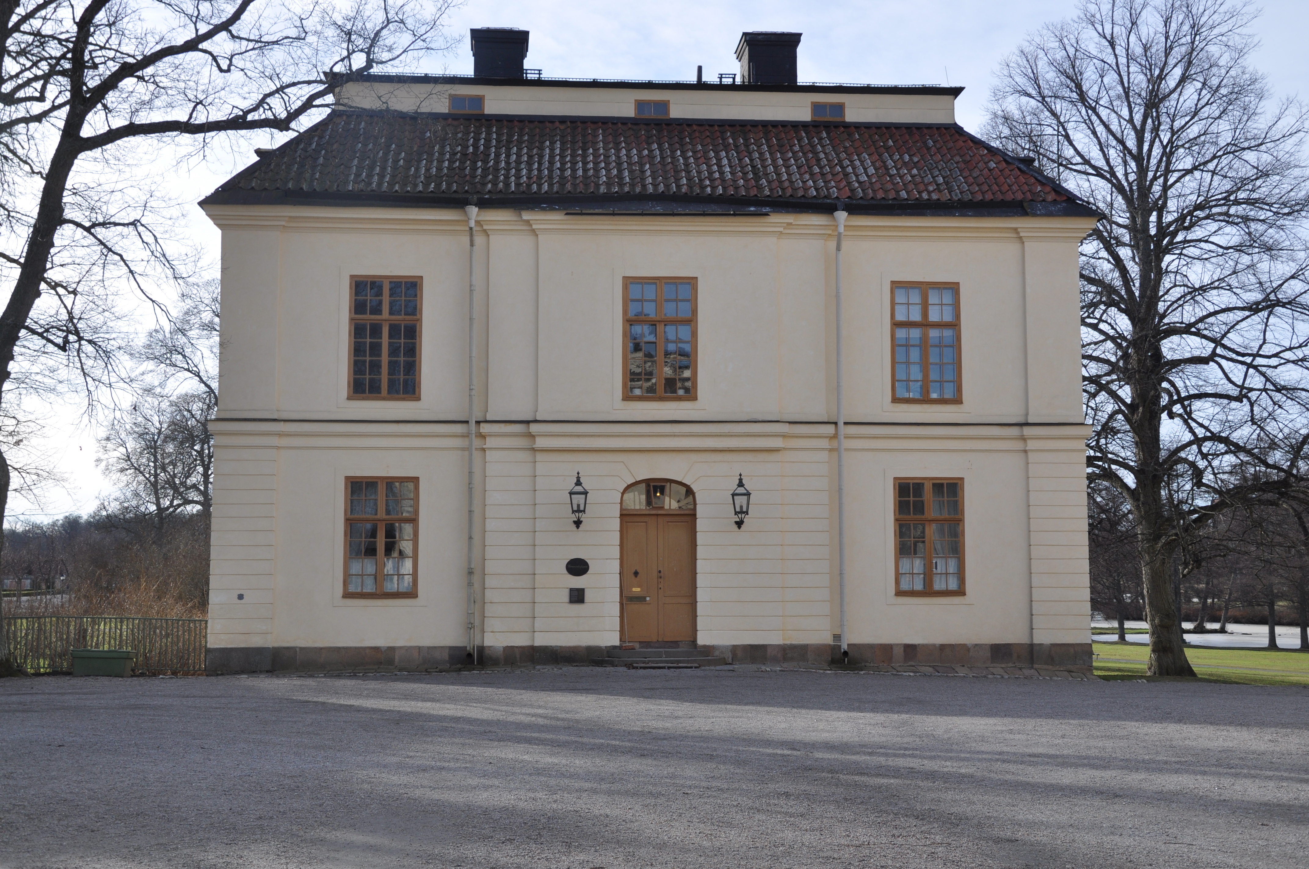 Hovmarskalksflygeln vid Drottningholms slottsteater.