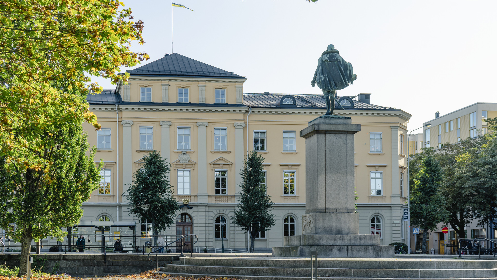 Karlstads länsresidens. En ljusgul trevåningsbyggnad vid ett torg med en staty.