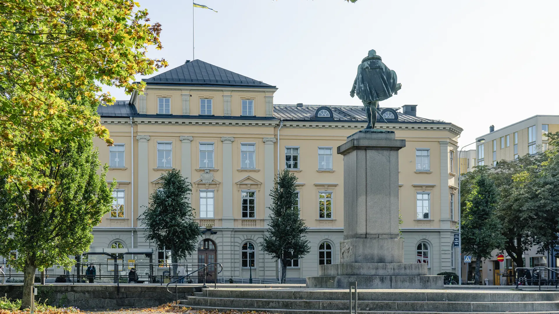 Karlstads länsresidens. En ljusgul trevåningsbyggnad vid ett torg med en staty.