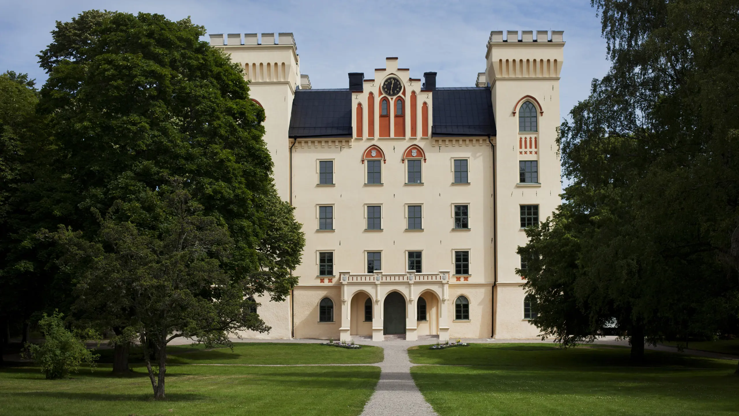 Bogesunds slott med sin ljusa fasad och sina riddarinspirerade krenelerade torn.