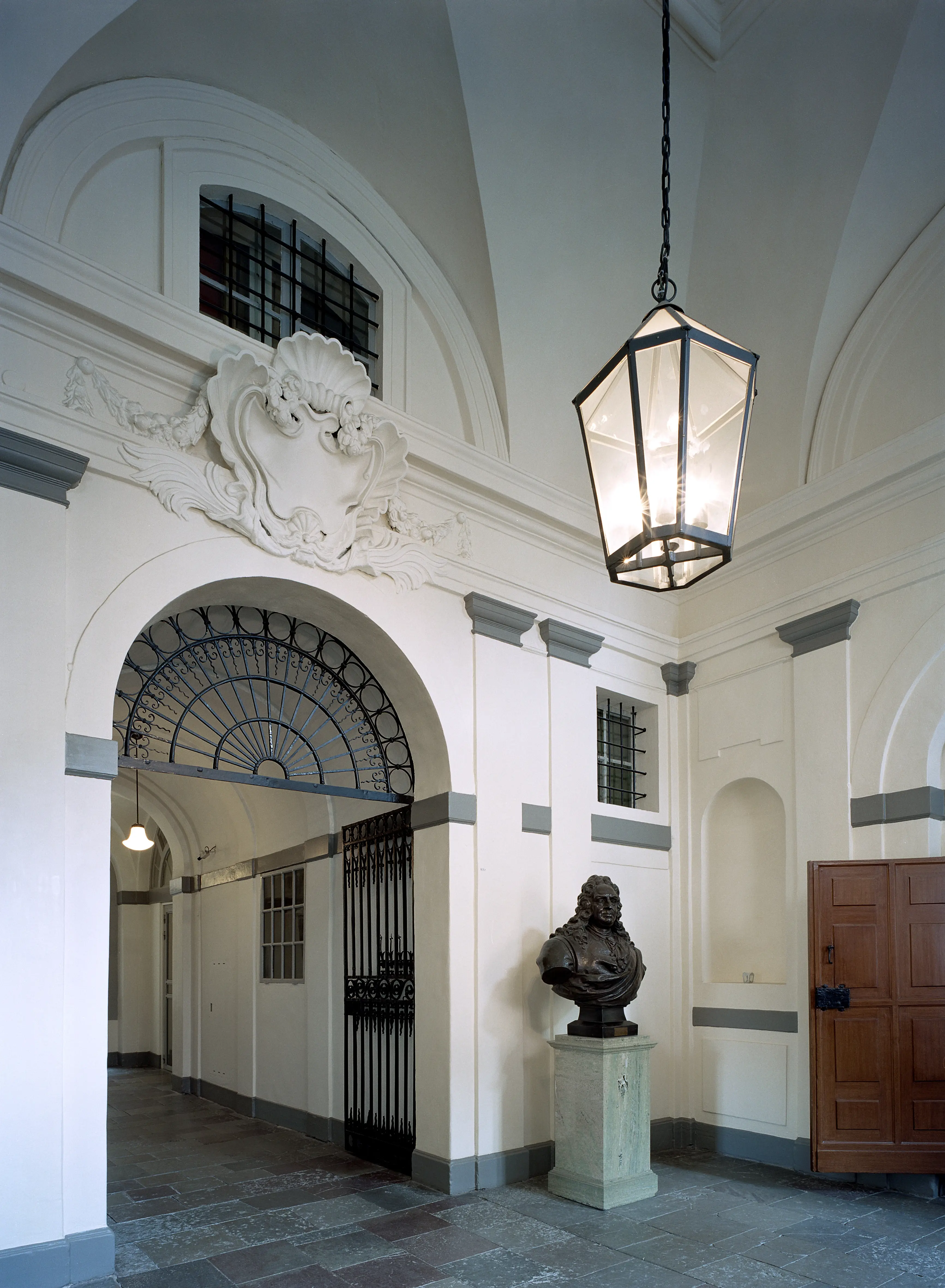 Södra Bankohusets entréhall i barockstil, med en bronsbyst av Nicodemus Tessin den yngre.