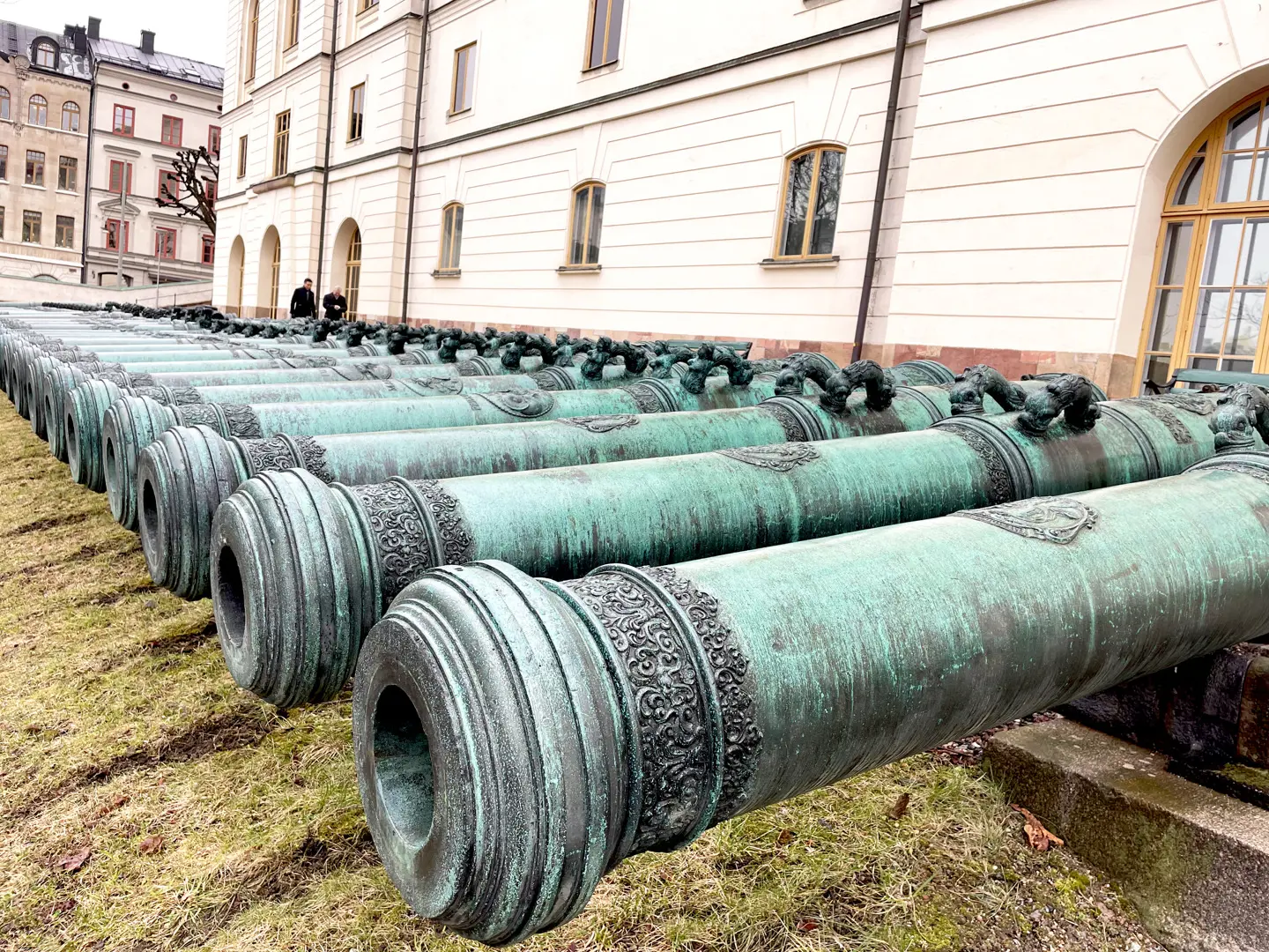 Äldre kanoner på rad utanför museets entré.