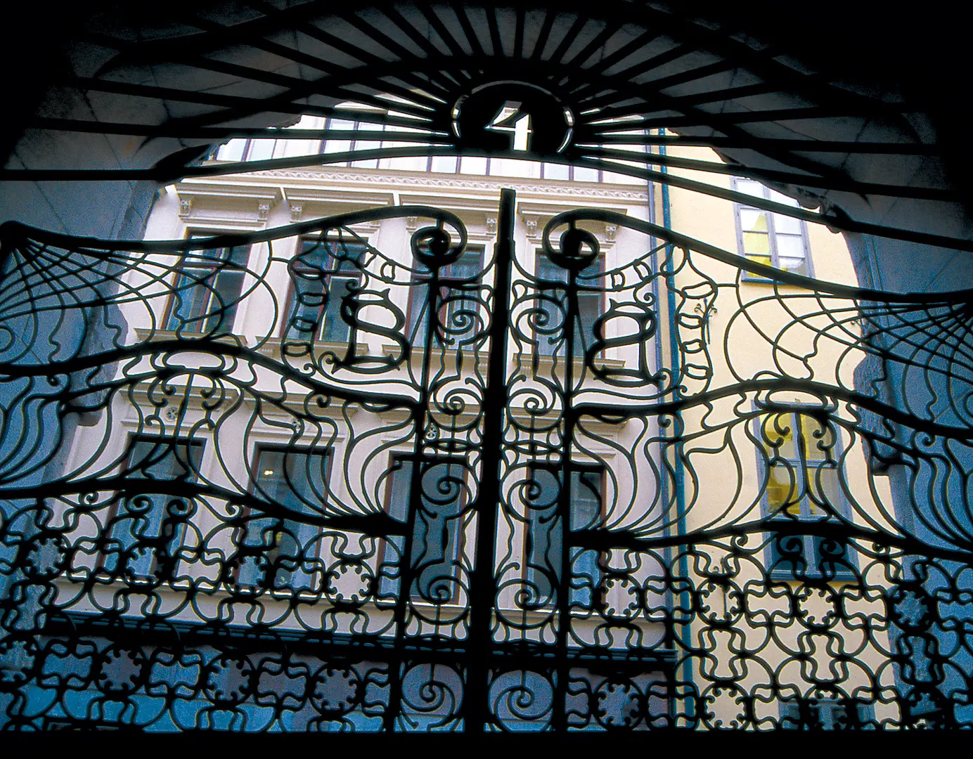 Smidd entrégrind i fransk jugendstil.