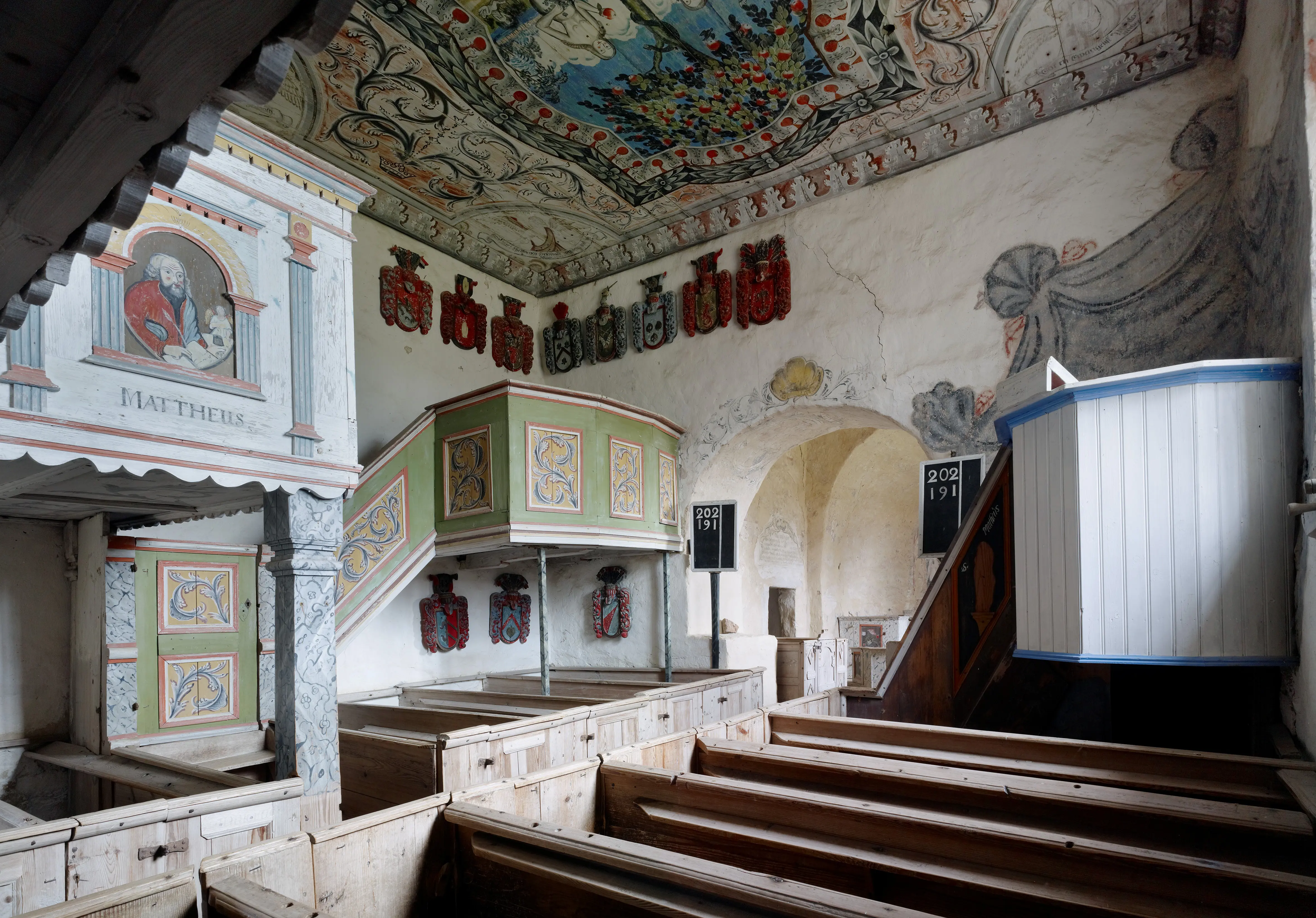 Interiör, Suntaks gamla kyrka. Målad träinredning, släktvapen, vägg- och takmålningar.