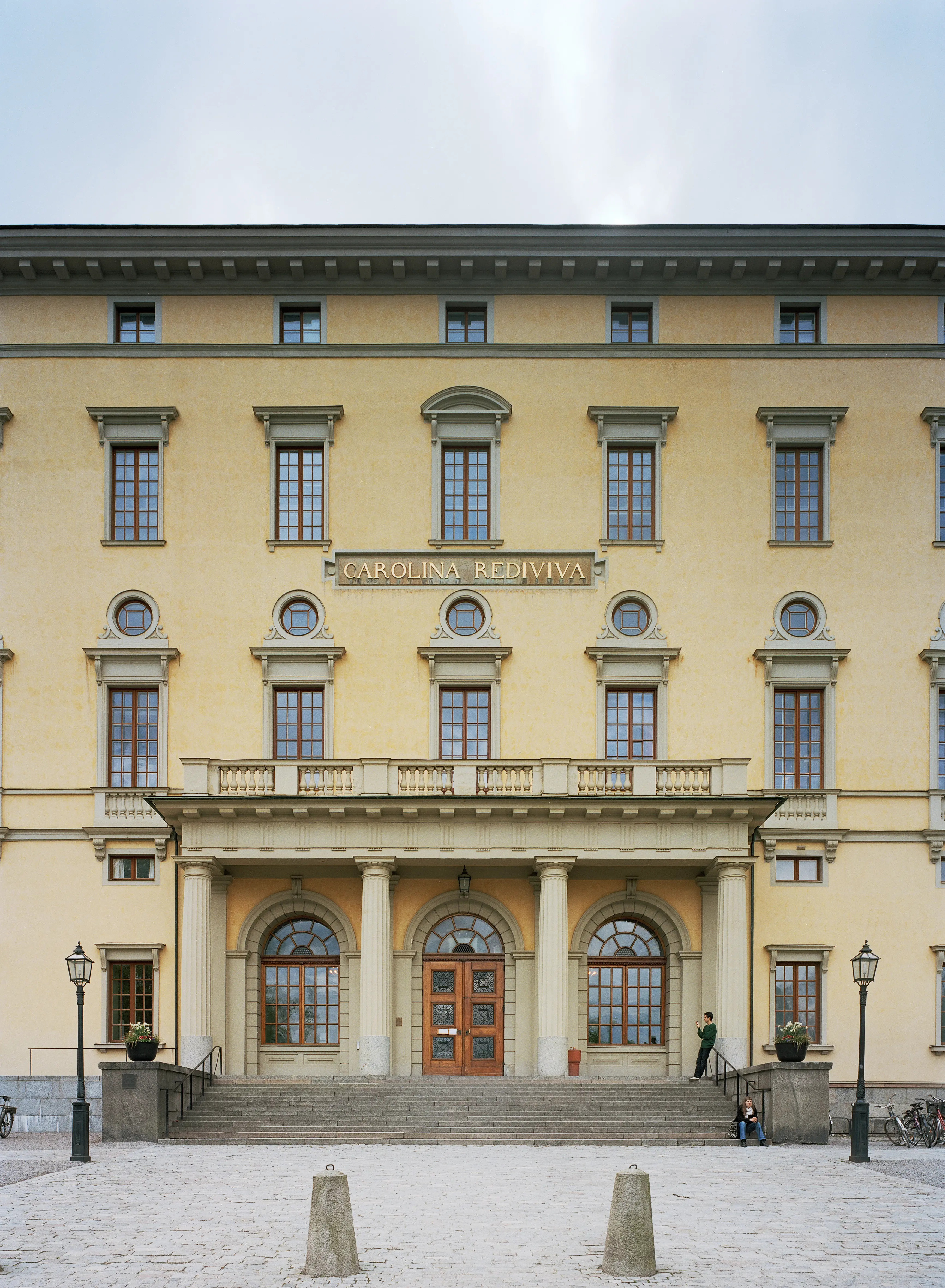 Carolina Rediviva i Uppsala. En klassicistisk byggnad med portik och bred trappa till entrén.
