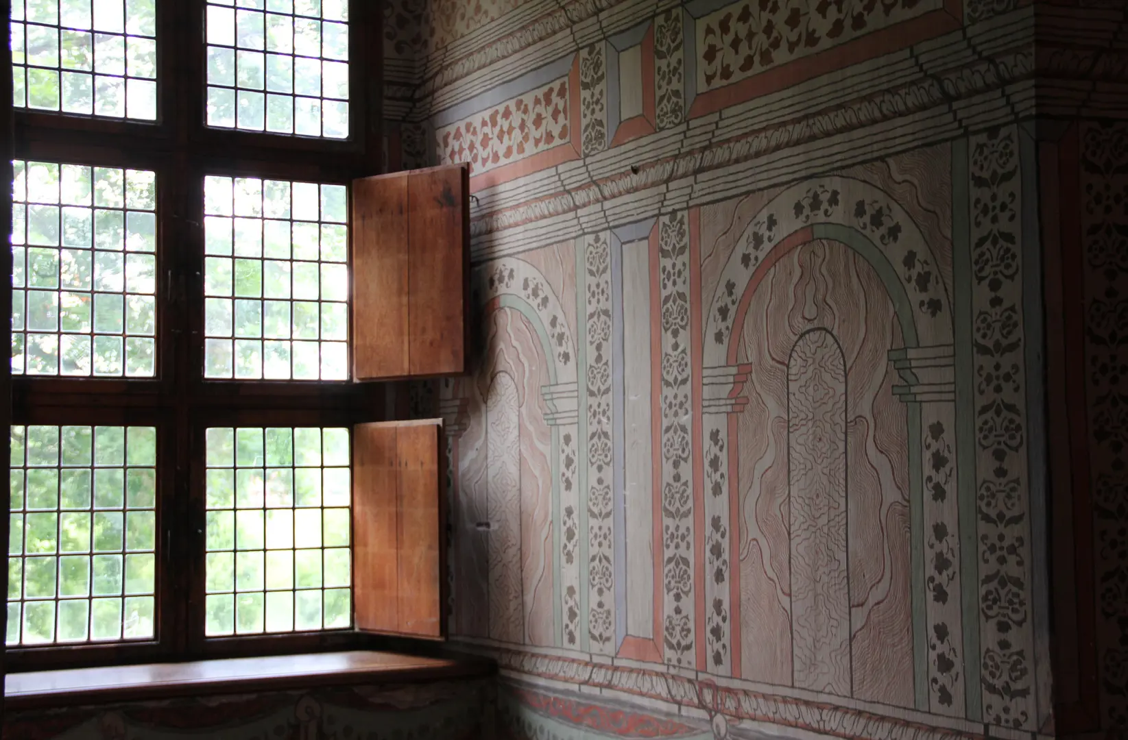 Fönster och rikt utsmyckad vägg på Gripsholms slott.