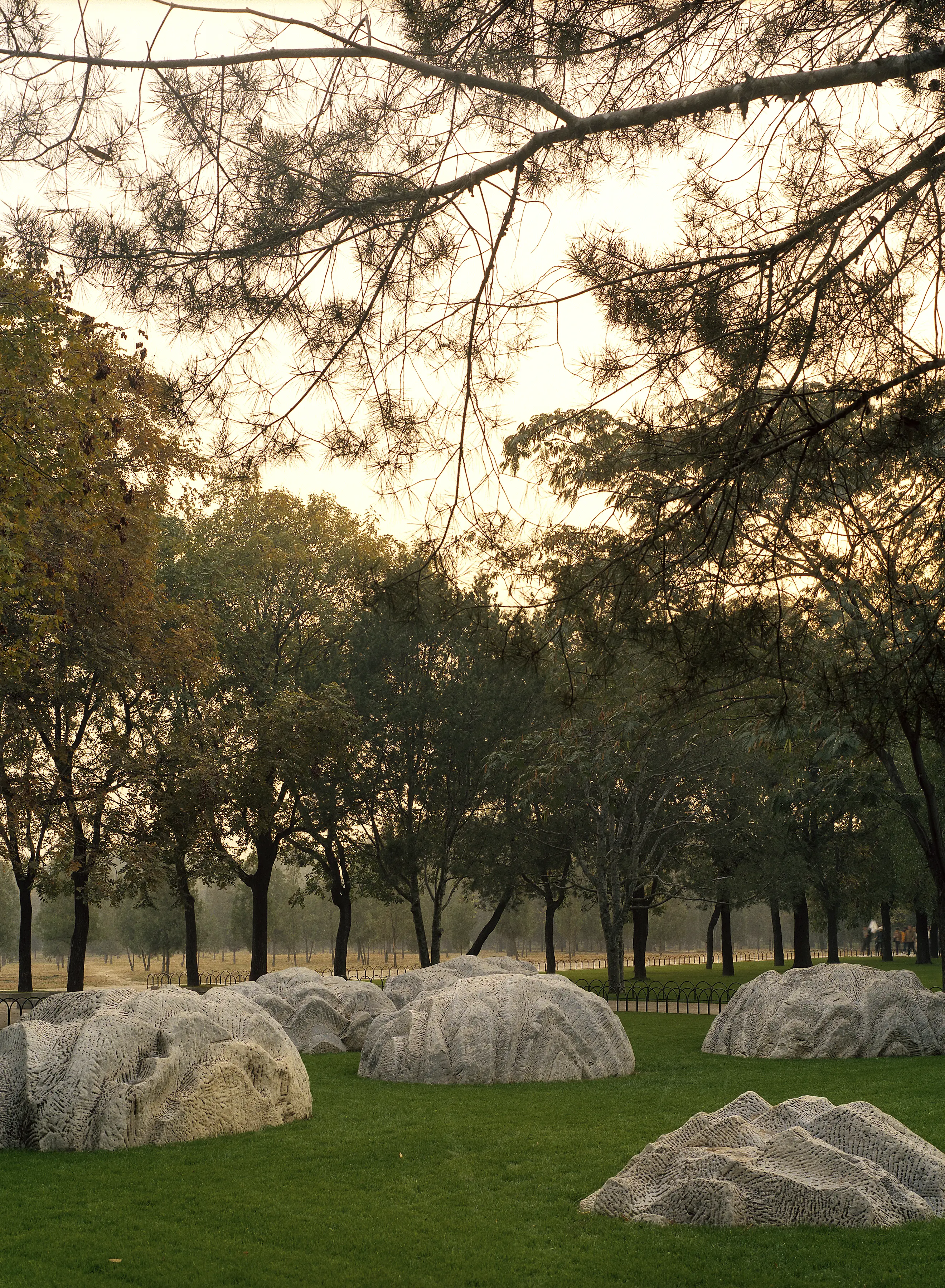Ambassad-området i Peking. Park med sten-skulpturer som ser ut som små berg