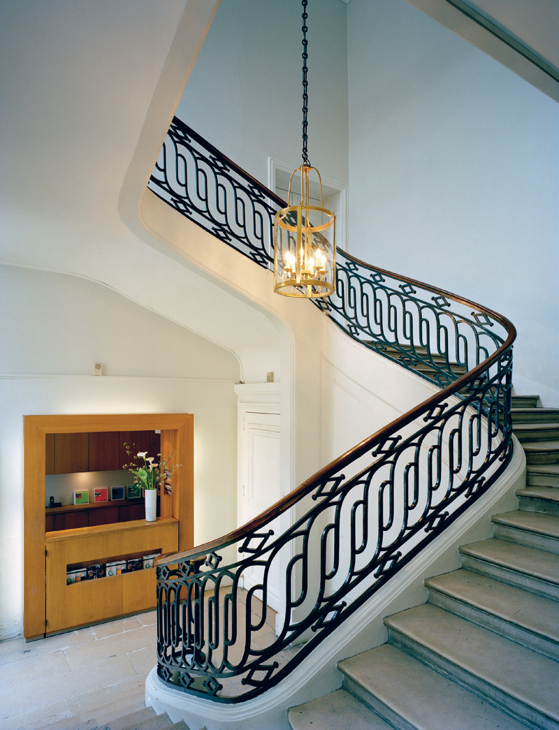 Svenska institutet i Paris. Entré-hallen med sin stora, svängda stentrappa med smidesräcke.