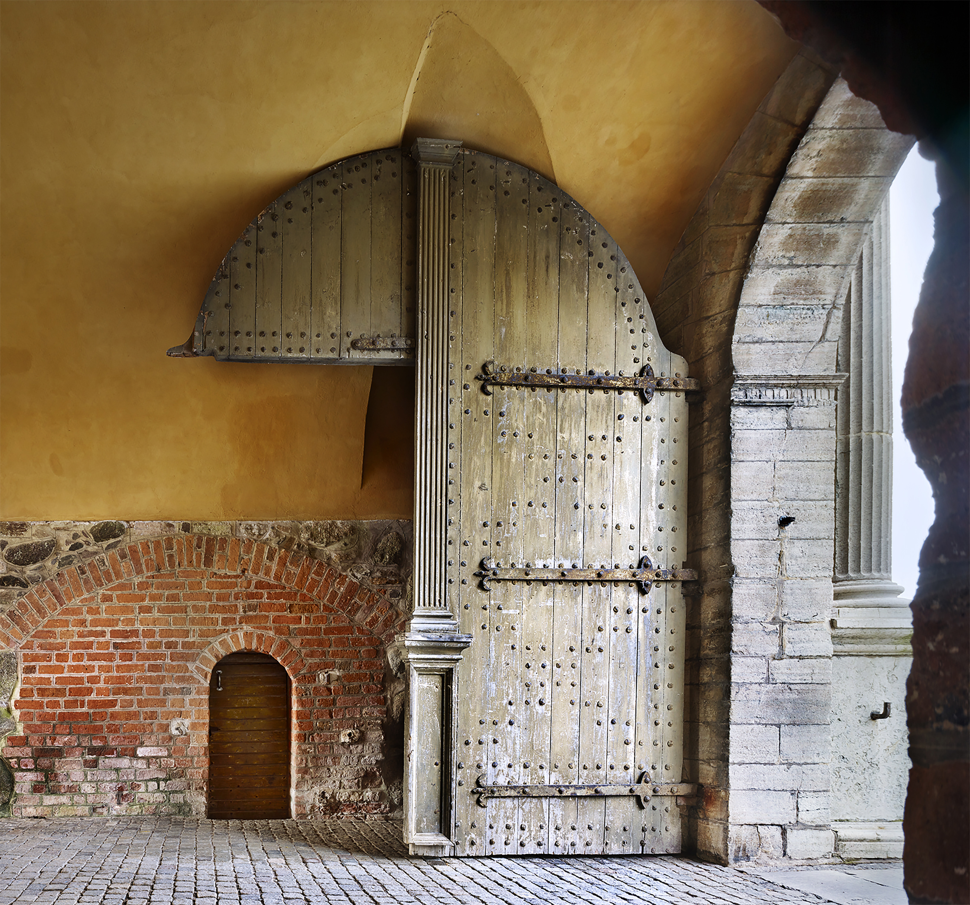 Vaktkur bakom den enorma porten till Vadstena slott