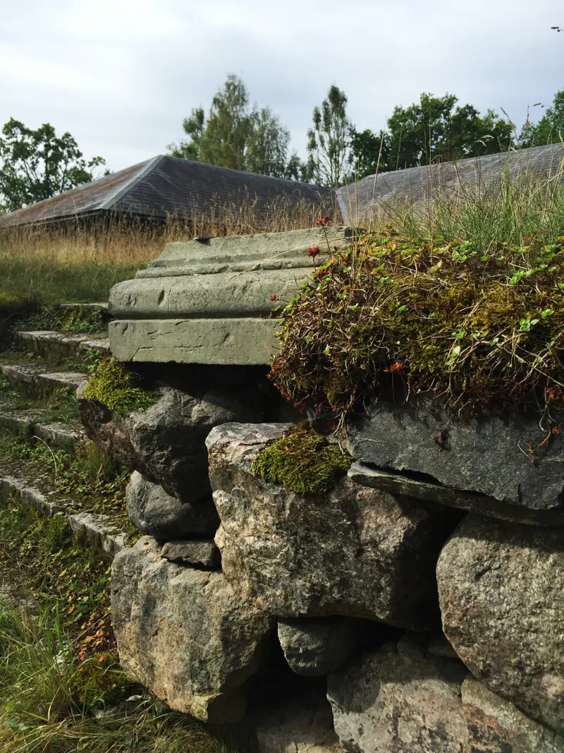 Närbild på en del av en ruin och en stentrappa
