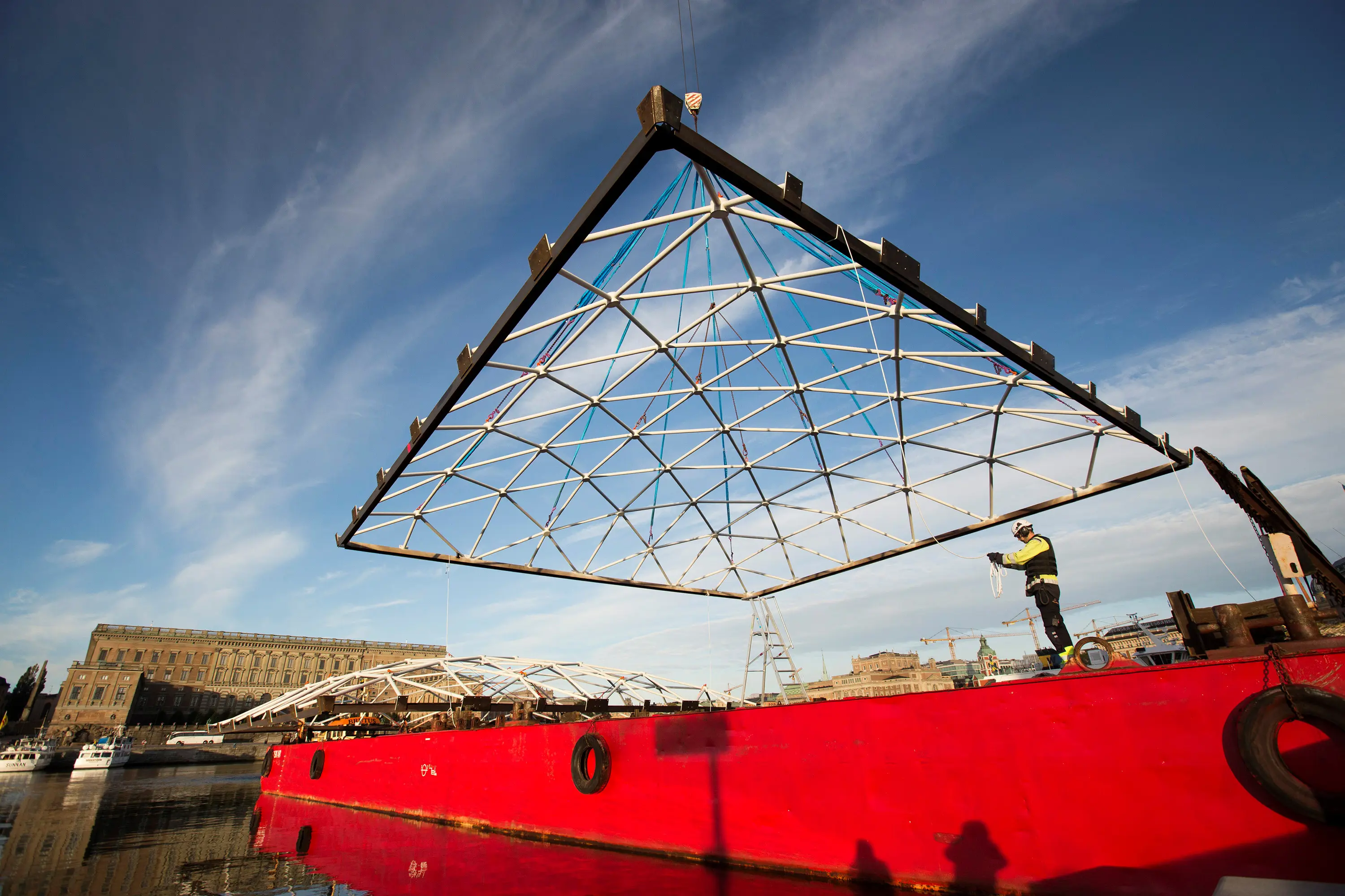 Renovering av Nationalmuseum. Tak-konstruktionerna till ljusgårdarna lyfts från flottar utanför museet.