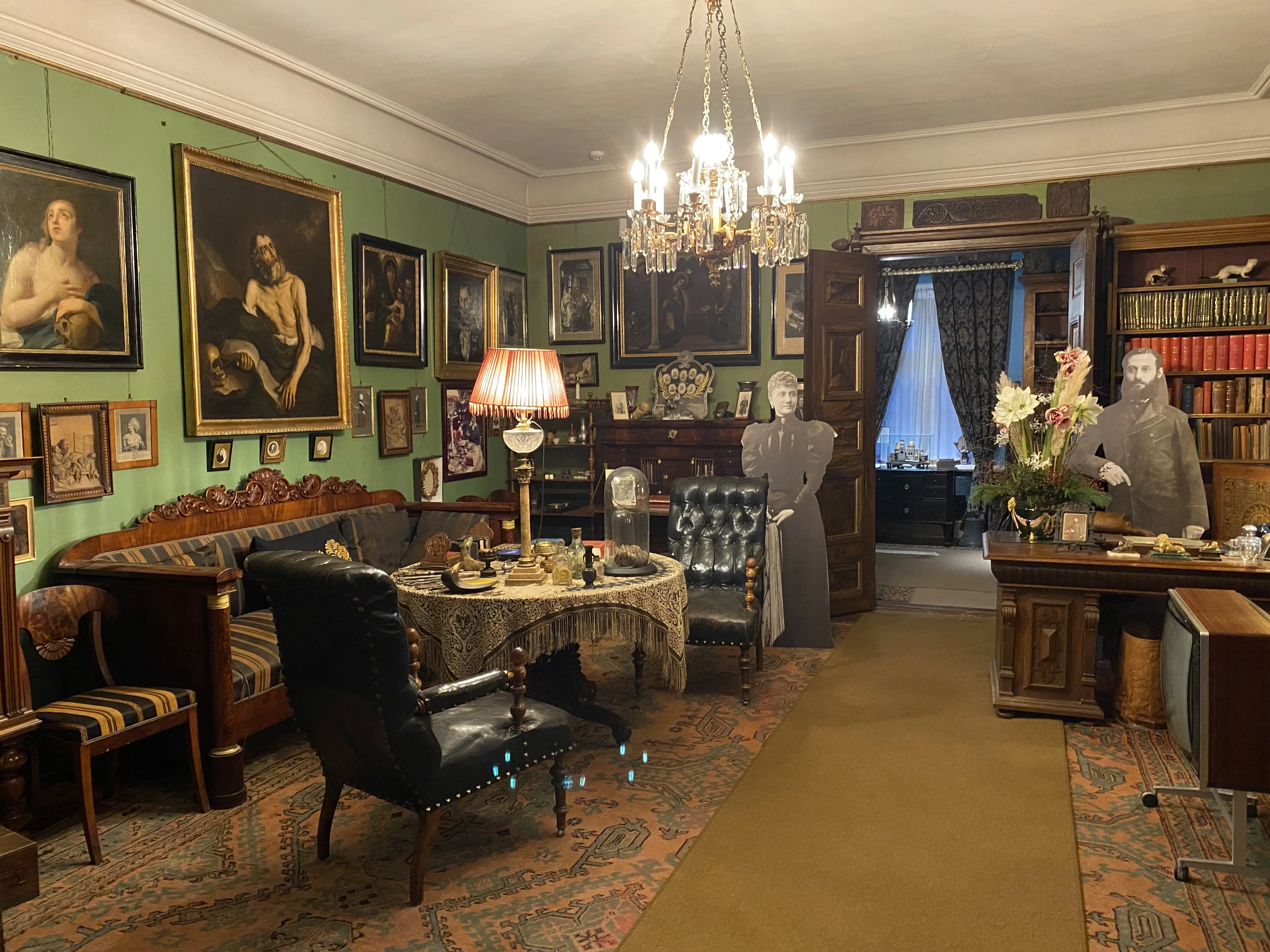 Huseby bruk. Salong i herrgårdsbyggnaden med återskapad inredning från förra sekelskiftet.