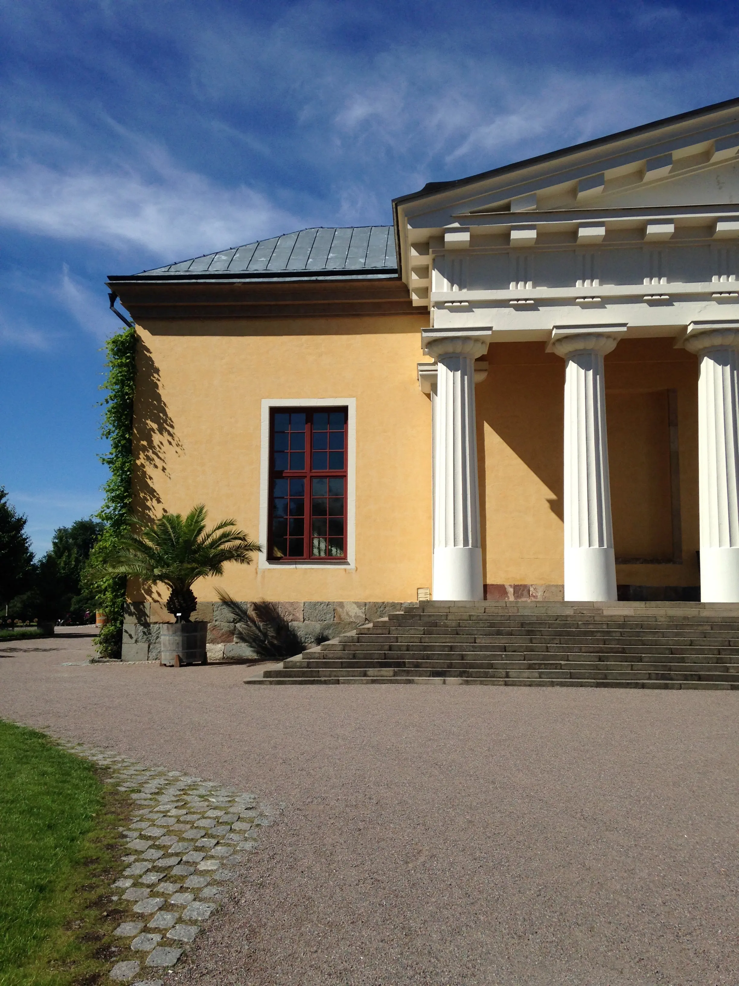 Linnéanum. En del av tempelgaveln med sin klassicistiska portik.