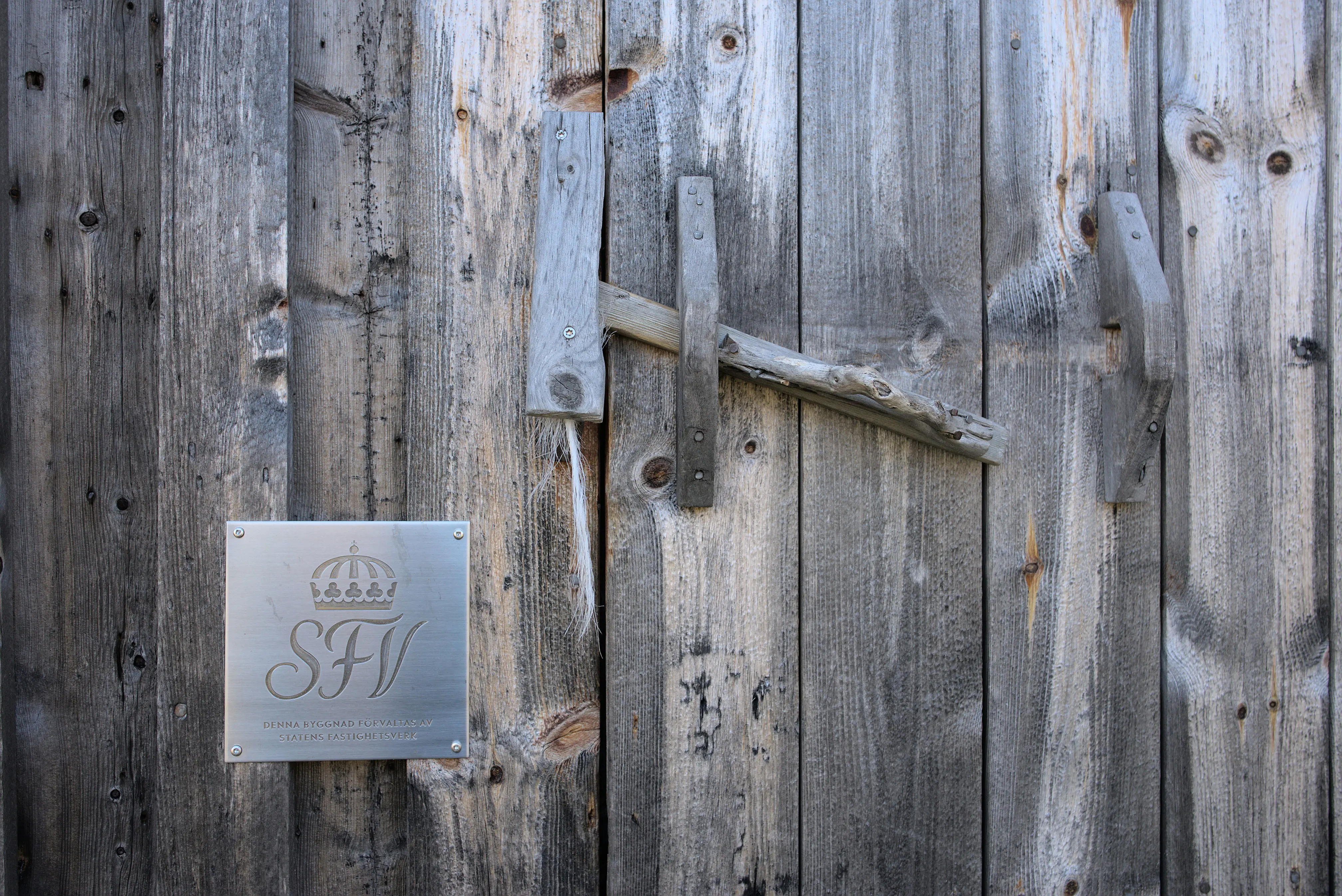 Dörren till Statens vilstuga.