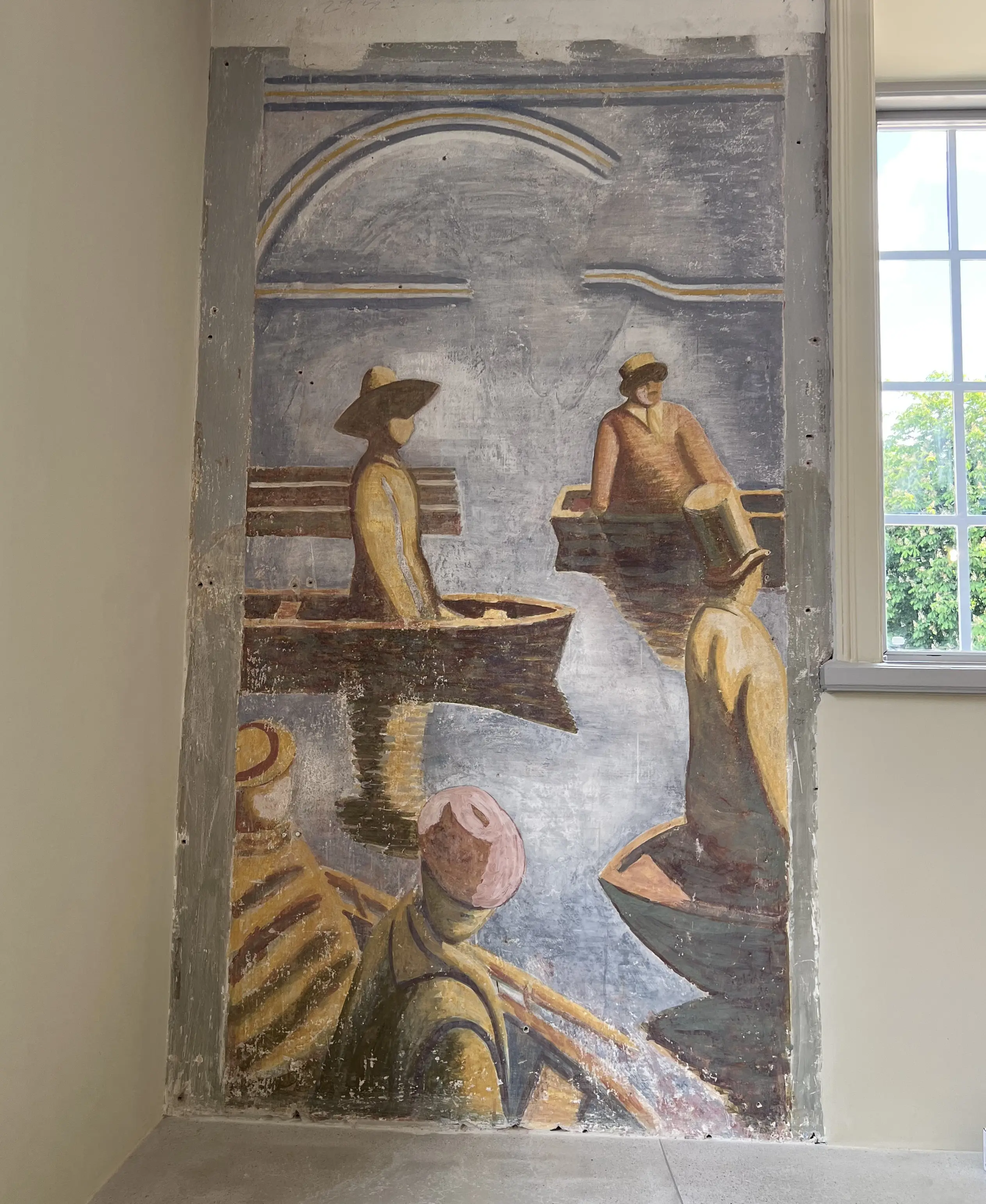 Muralmålning av människor i båtar på en vägg i Kasern två.